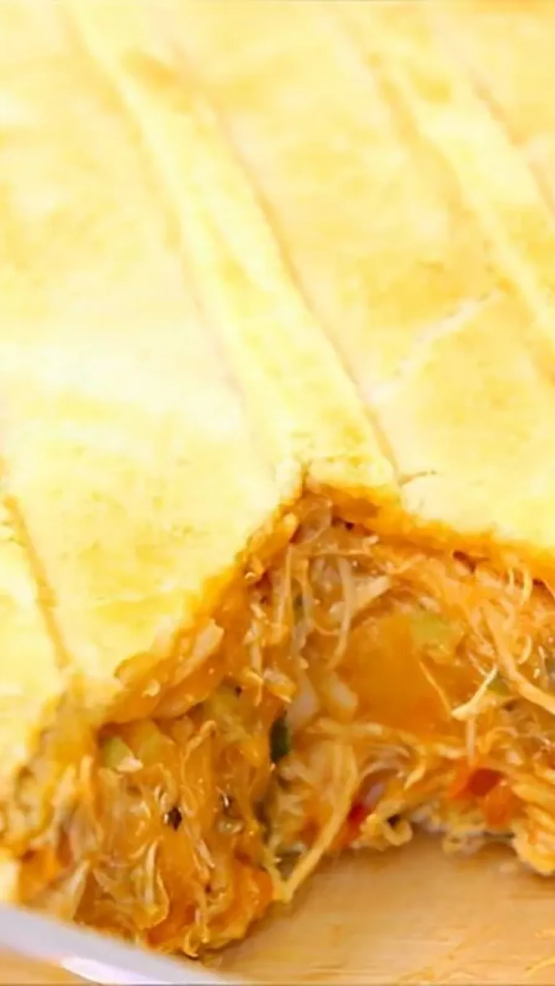 Empadão de frango que derrete na boca misturei os ingredientes da massa coloquei recheio e assei
