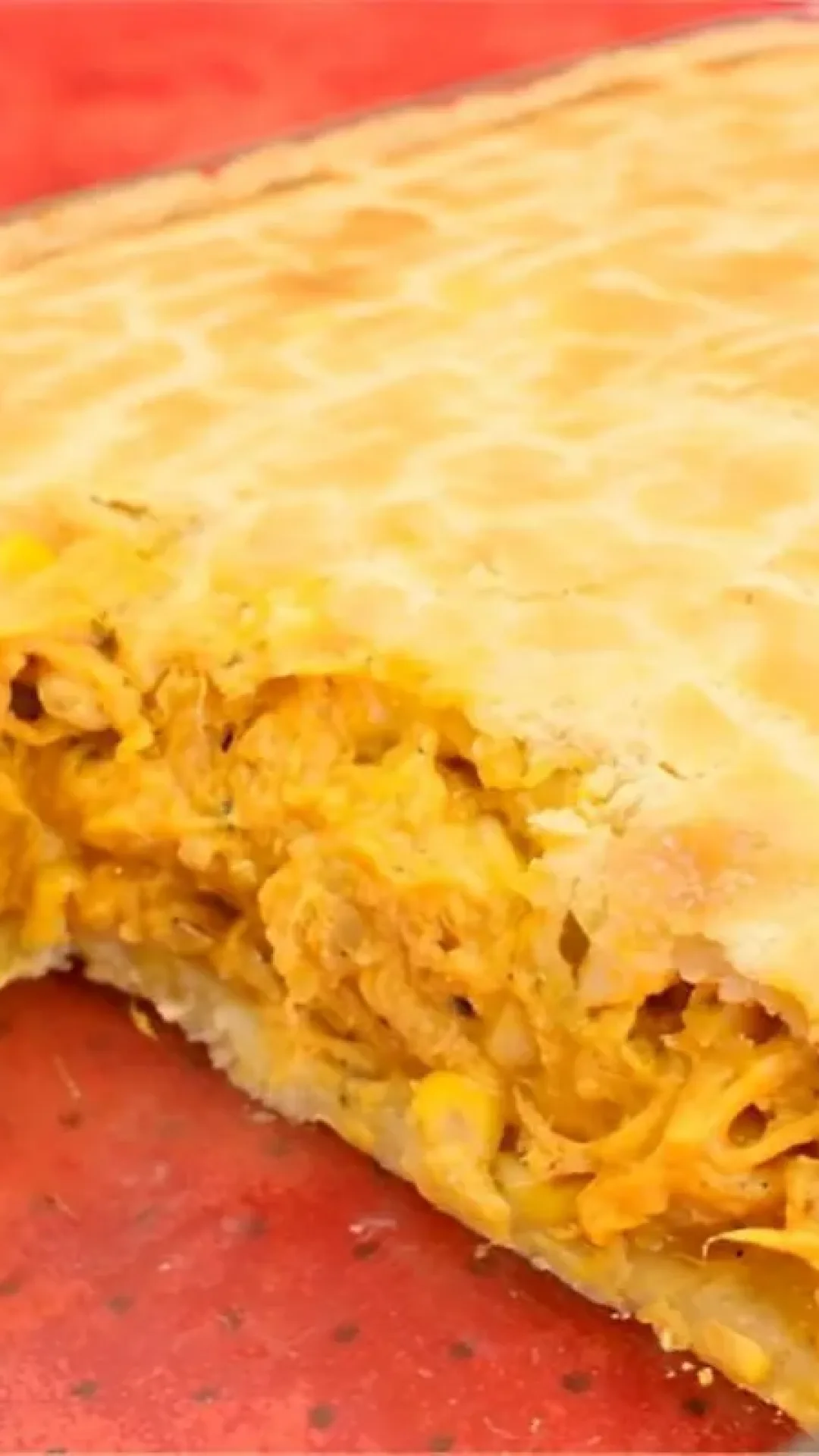 Empadão de frango que derrete na boca perfeito para servir no almoço de dia dos pais