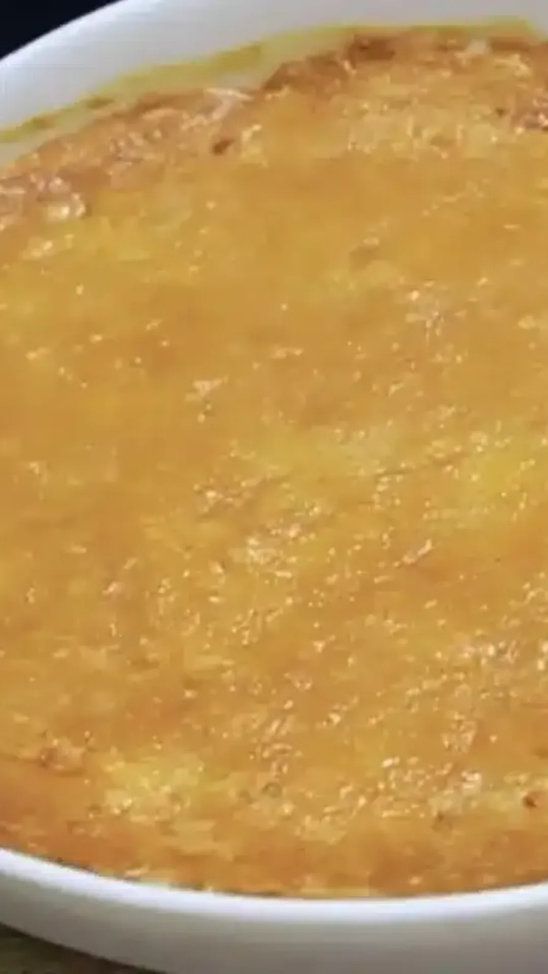 Empadão que desmancha na boca com uma massa podre levinha e um recheio de frango cremoso incrível