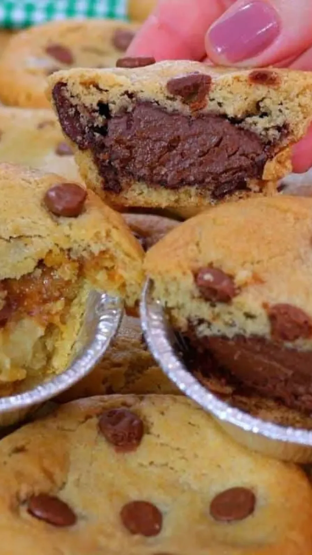 Empadinha de cookies recheadas que parece docinho de confeitaria chique