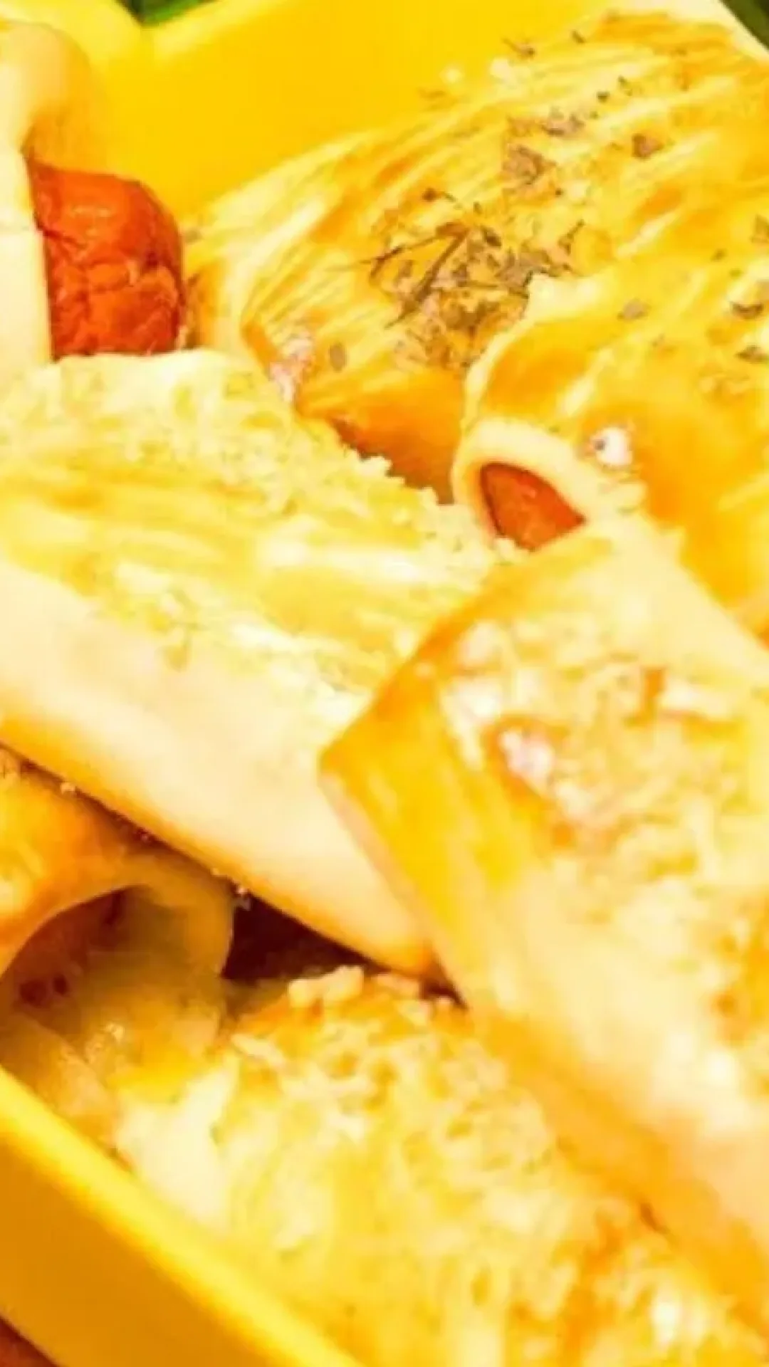 Enroladinho de salsicha com massa de pastel que fica delicioso e é muito fácil de fazer em casa