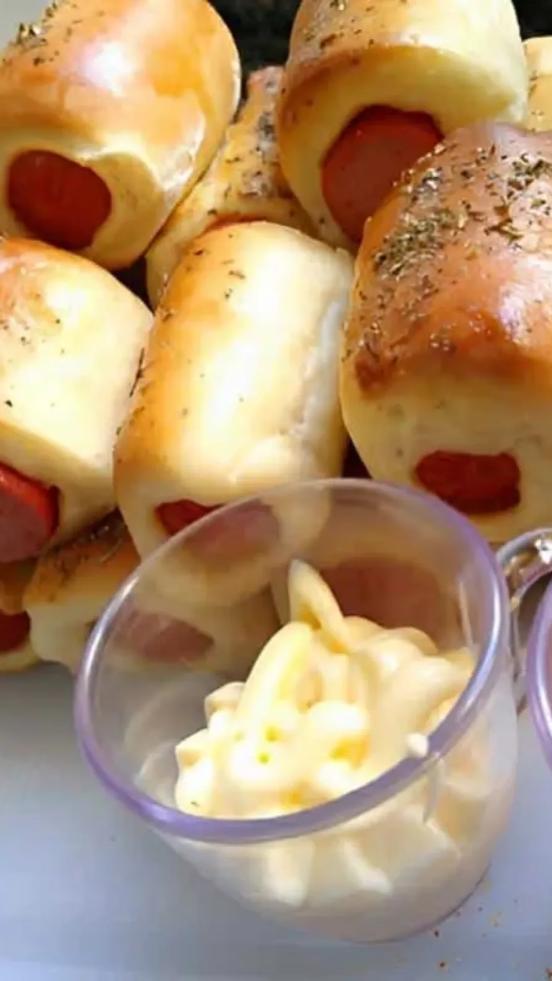Enroladinho de salsicha ou doguinho um salgado bem prático e simples de preparar
