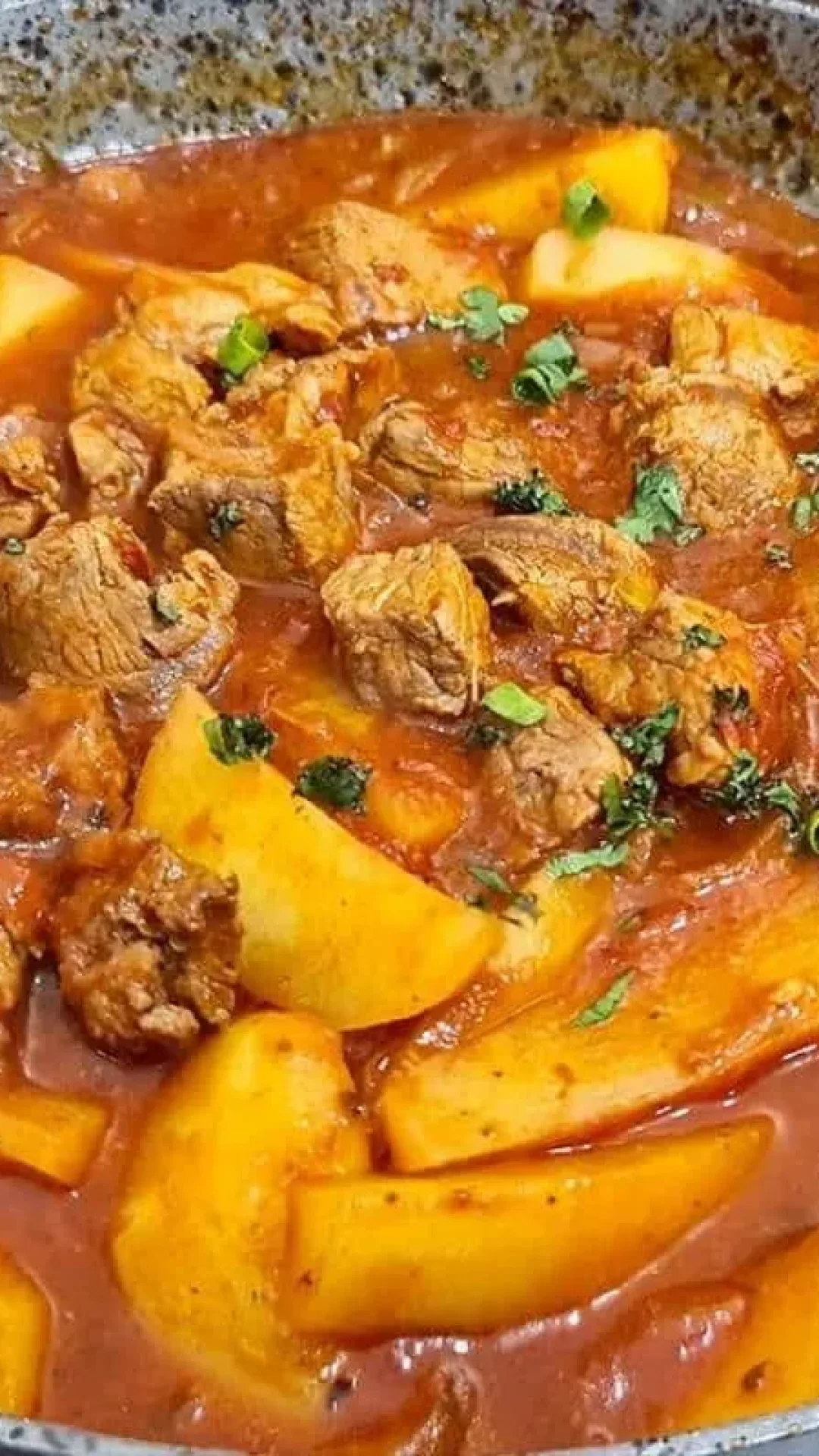 Ensopado de carne com batata de um jeito que só minha mãe sabe fazer