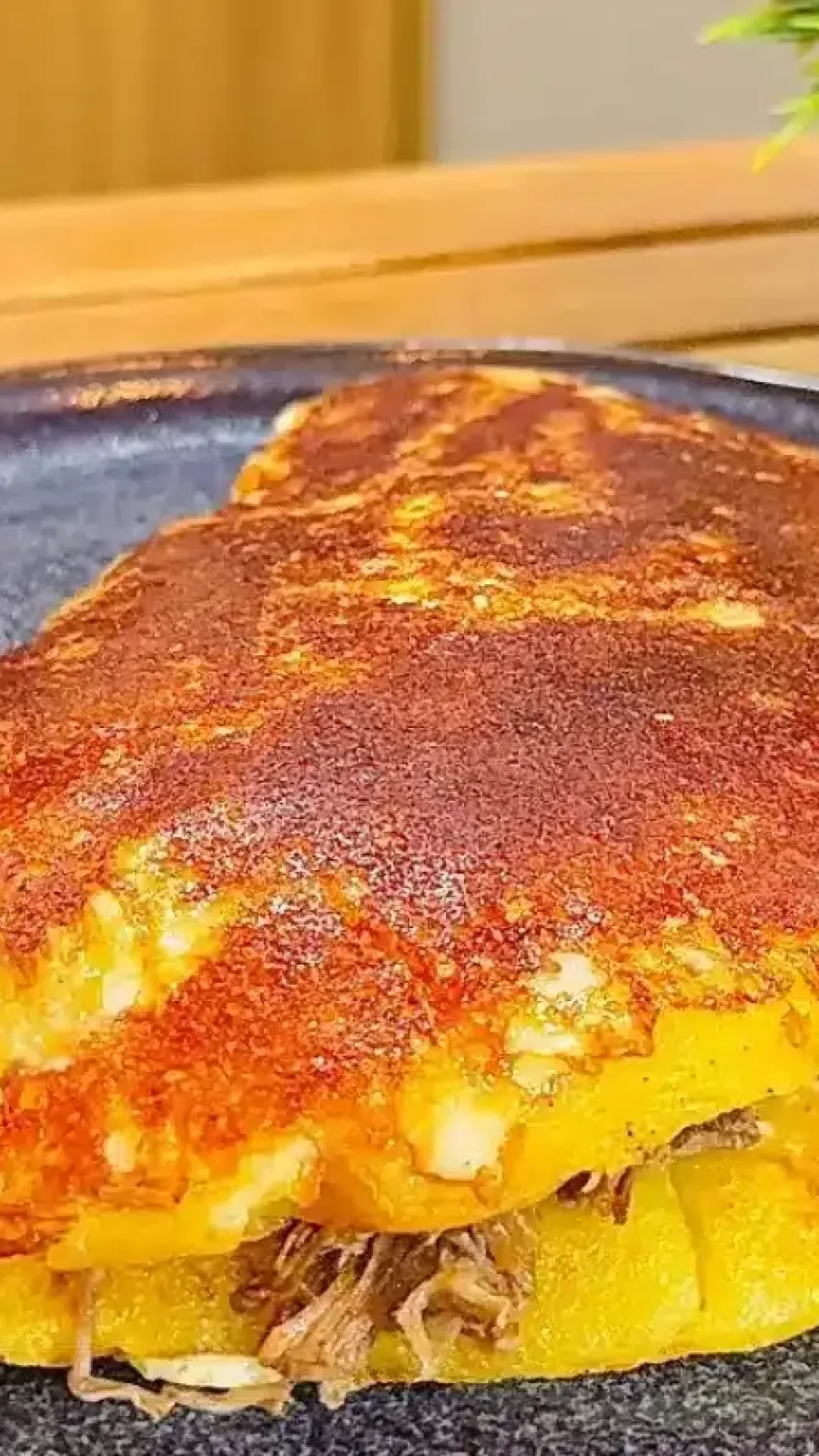 Escondidinho de batata recheado com carne desfiada feito na frigideira de forma prática e rápida