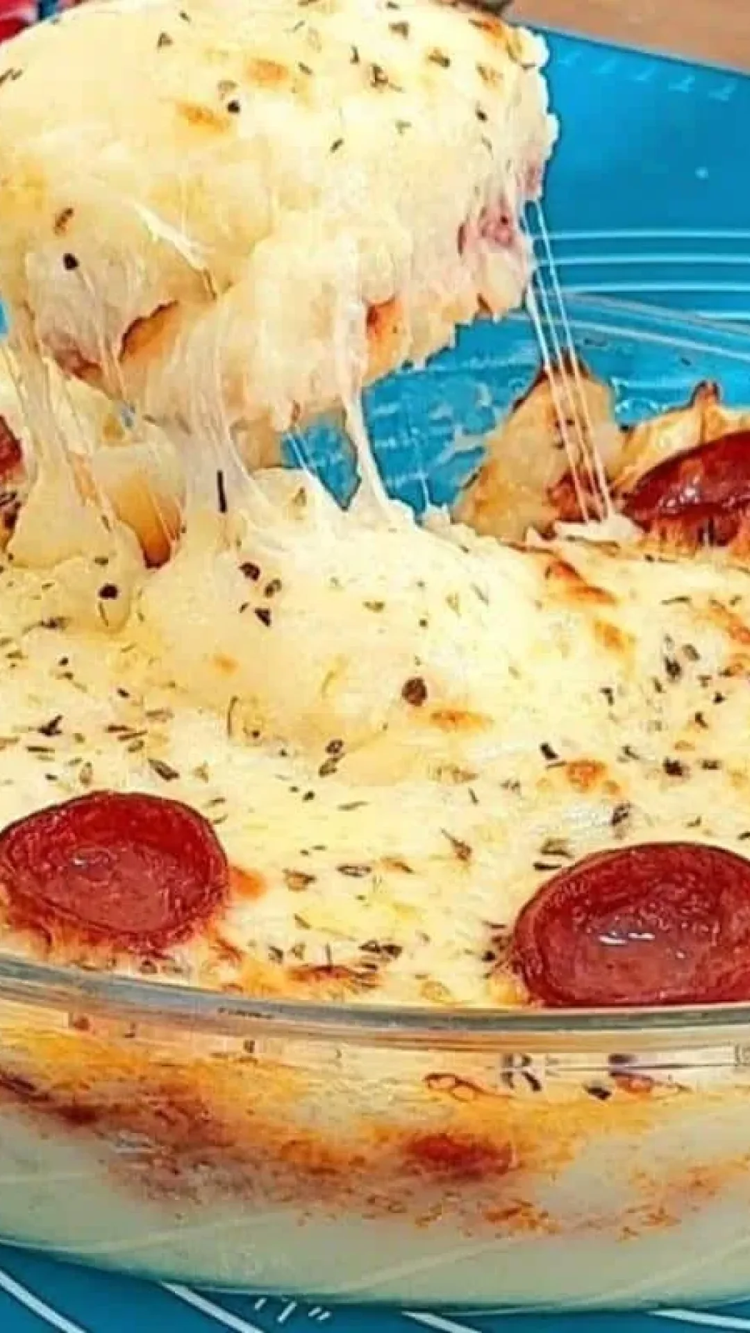 Escondidinho de calabresa é um prato fácil e econômico que fica muito gostoso para seu almoço