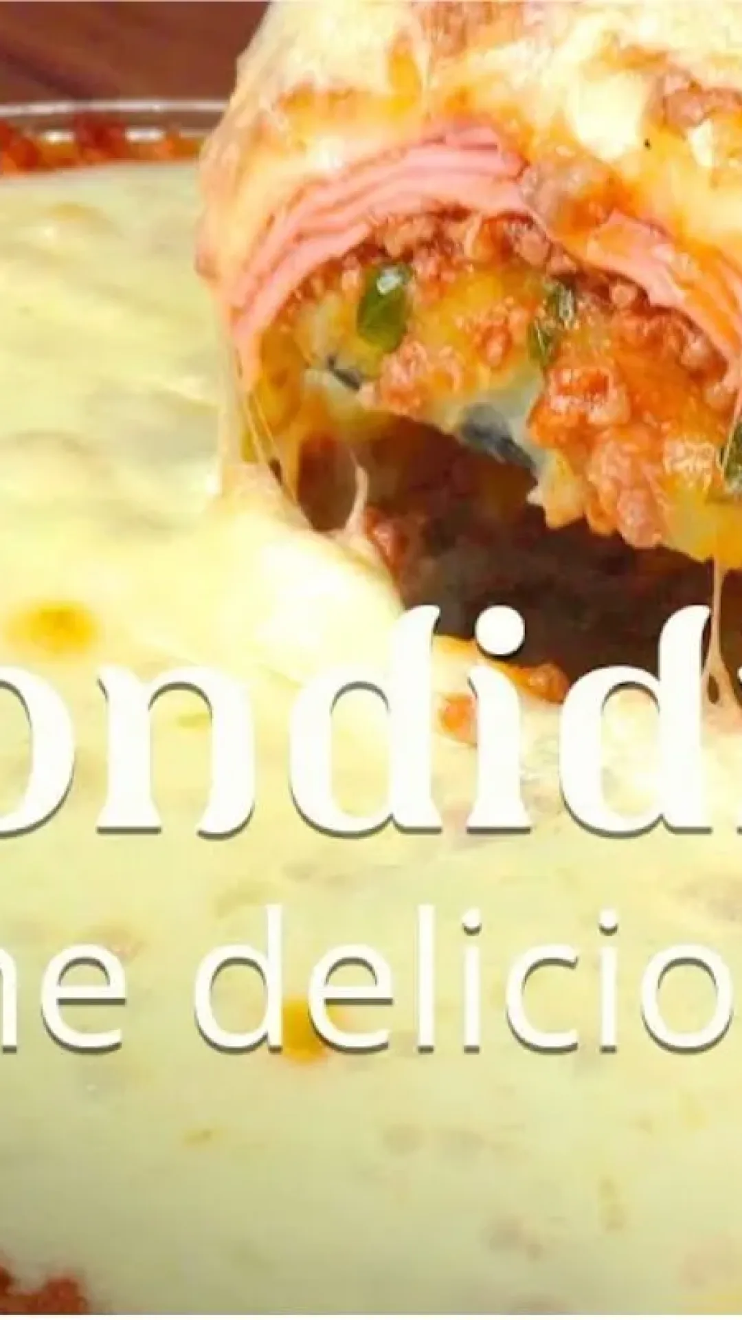 Escondidinho de carne moída bem temperado, com purê cremoso e muito queijo por cima