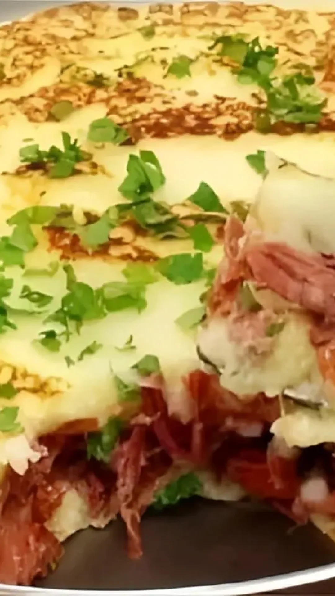 Escondidinho de frigideira delicioso feito com carne seca pronto em minutos
