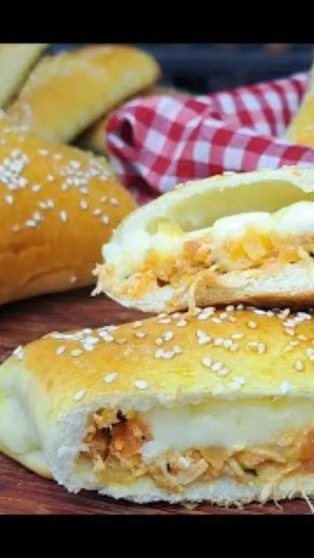 Esfiha de frango com requeijão com uma massa que parece uma nuvem de tão macia