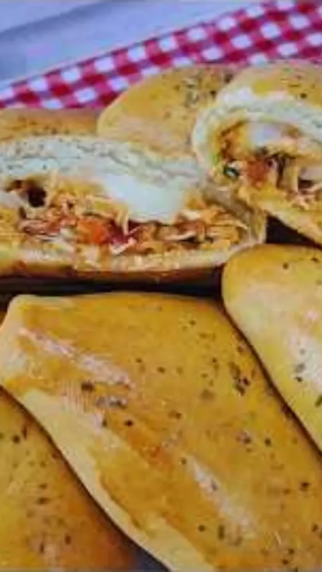 Esfiha de frango com requeijão que derrete na boca e tem a melhor massa