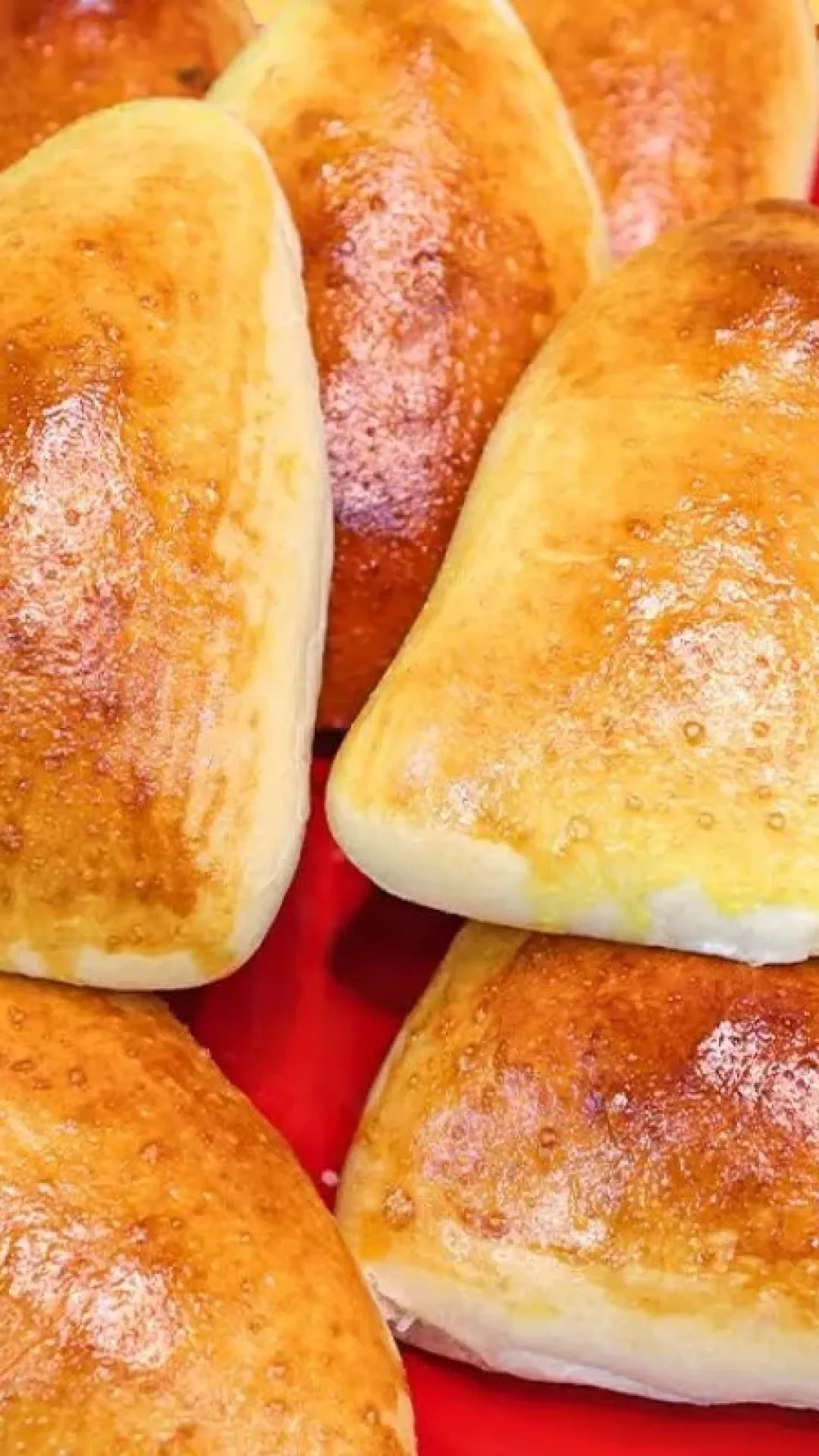 Esfiha de frango fofinha feita em casa, deliciosa, suculenta e perfeita para saborear em família