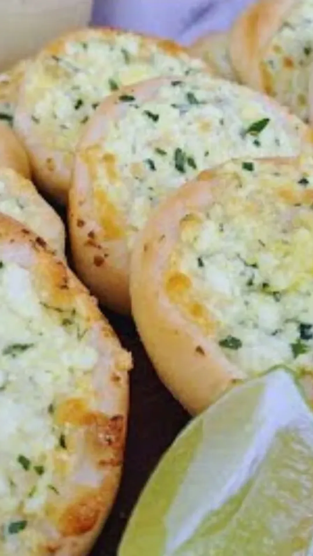Esfirra de queijo, com a massa mais fofinha do mundo e um recheio de queijo maravilhoso