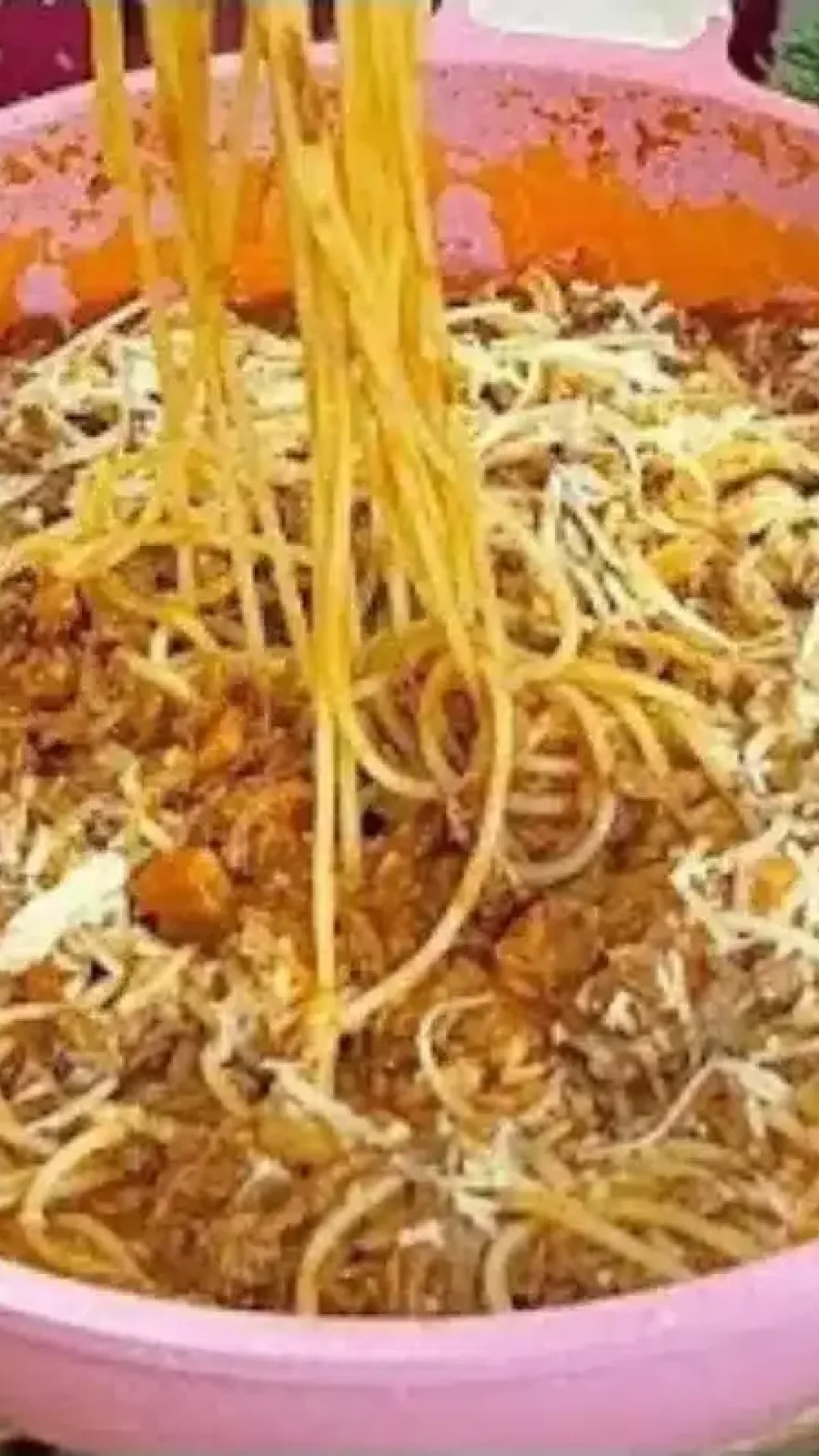 Espaguete com fraldinha e bacon bem cremoso e com muito molho suculento, que é de dar água na boca
