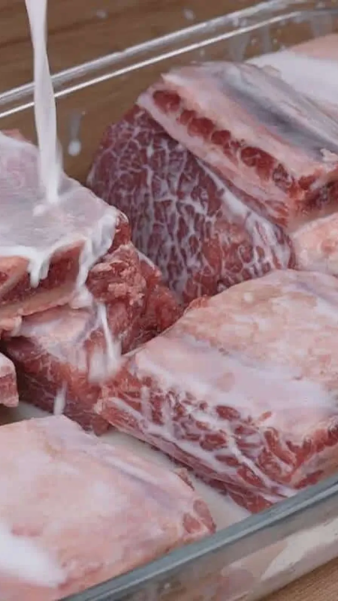 Essa é o melhor jeito de fazer costela assada no forno: fica desmanchando e soltando do osso