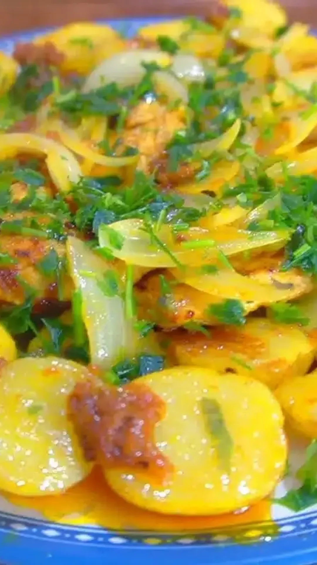 Essa receita da minha mãe de frango suculento com batata é a melhor que já comi