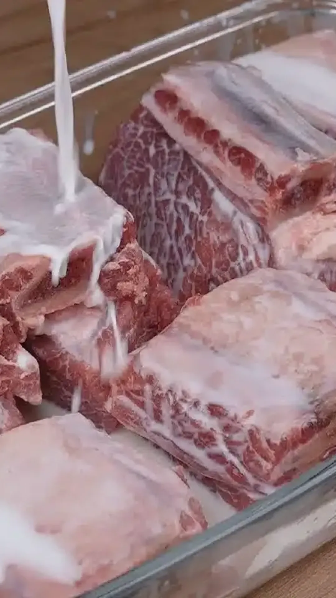 Esse é o melhor jeito de fazer costela assada no forno: segredo de restaurante