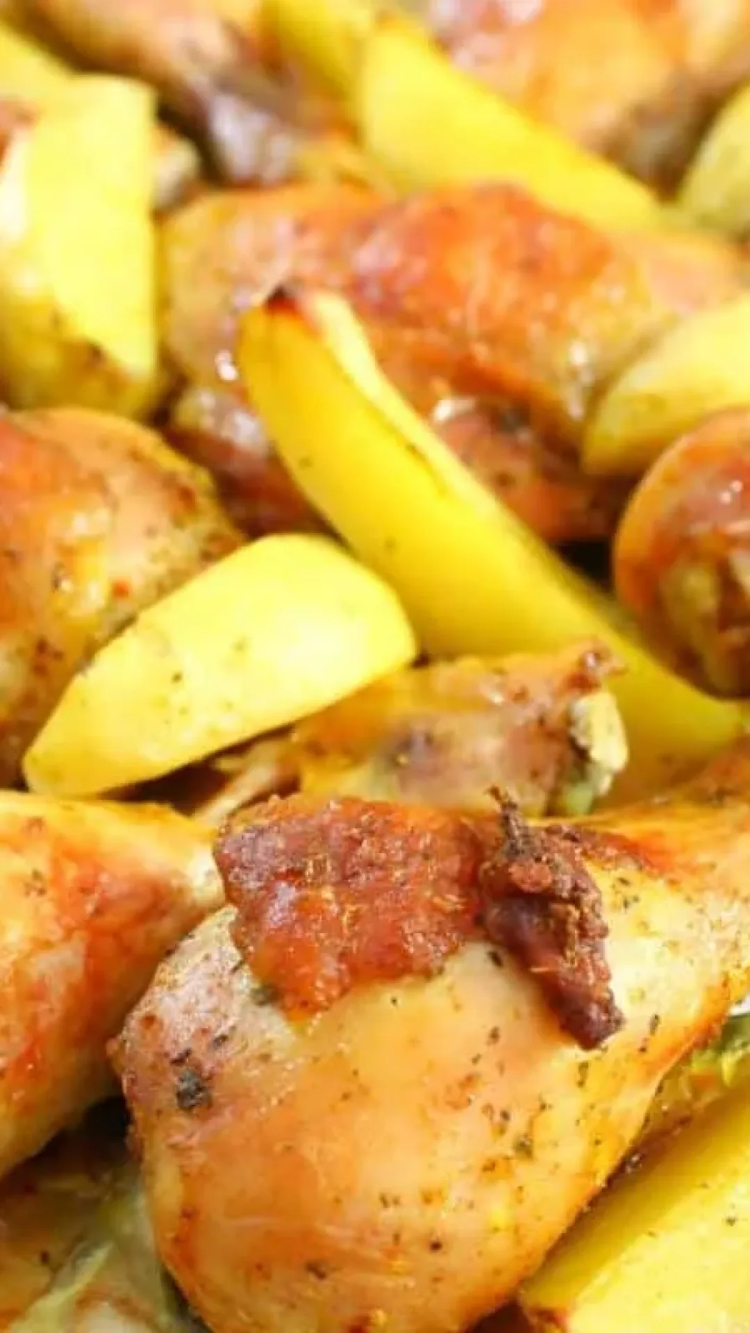 Esse é o segredo para fazer frango assado com batatas que fica suculento e não resseca