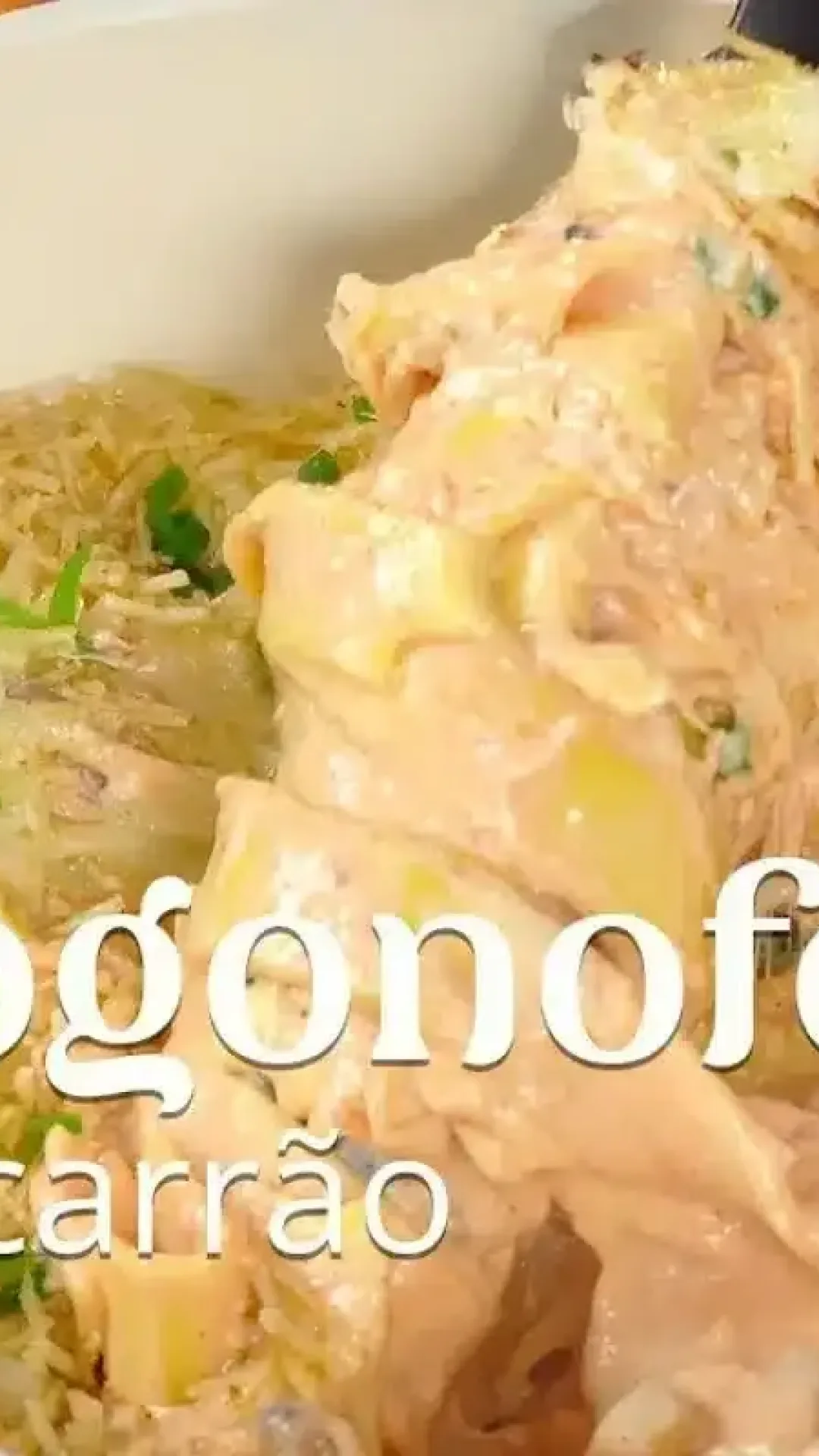 Estrogonofe de carne com macarrão: o prato completo e delicioso que não vai sobrar nada quando você fizer para o jantar.