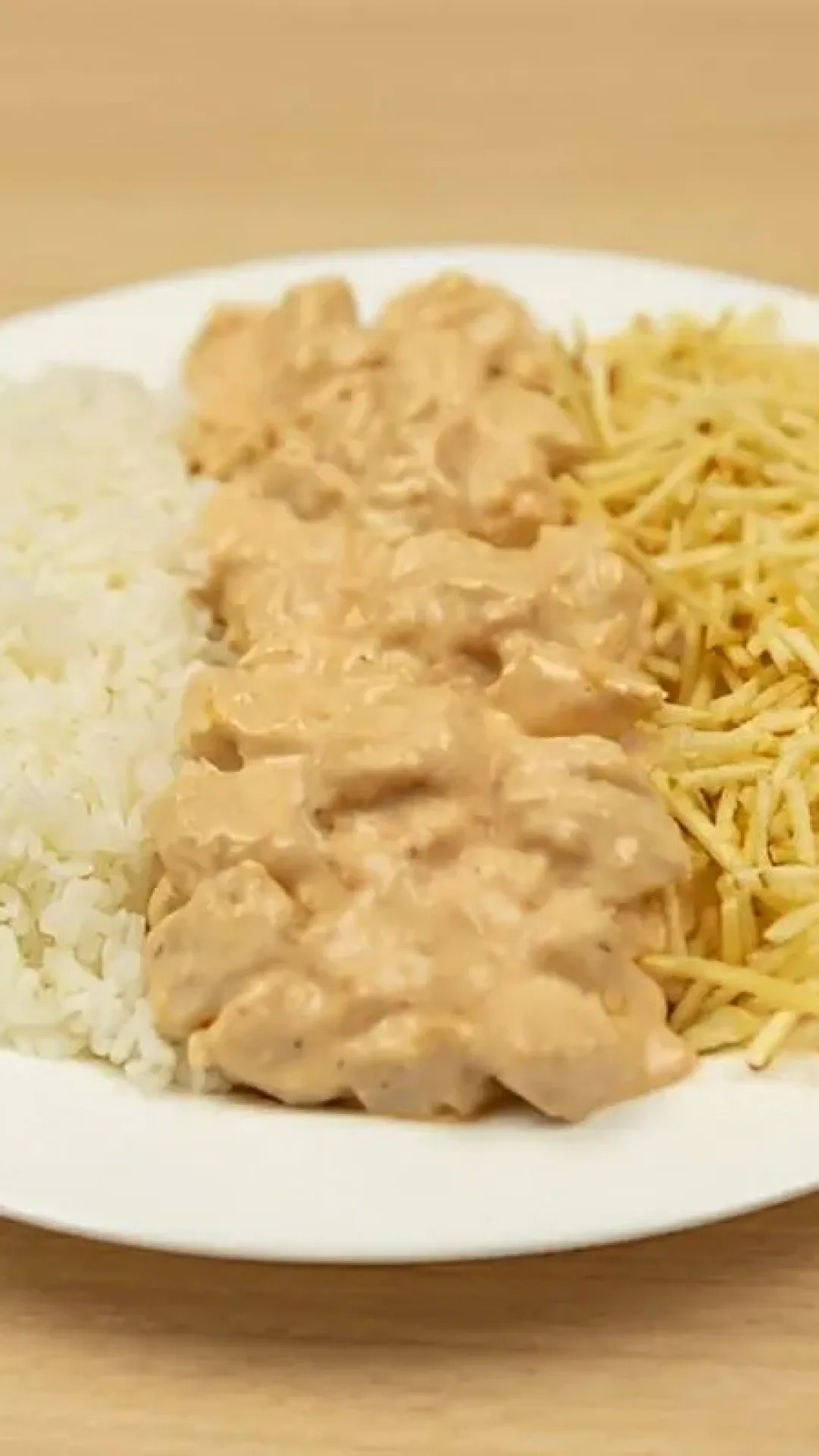 Estrogonofe de frango cremoso e saboroso o prato perfeito para a refeição da sua família