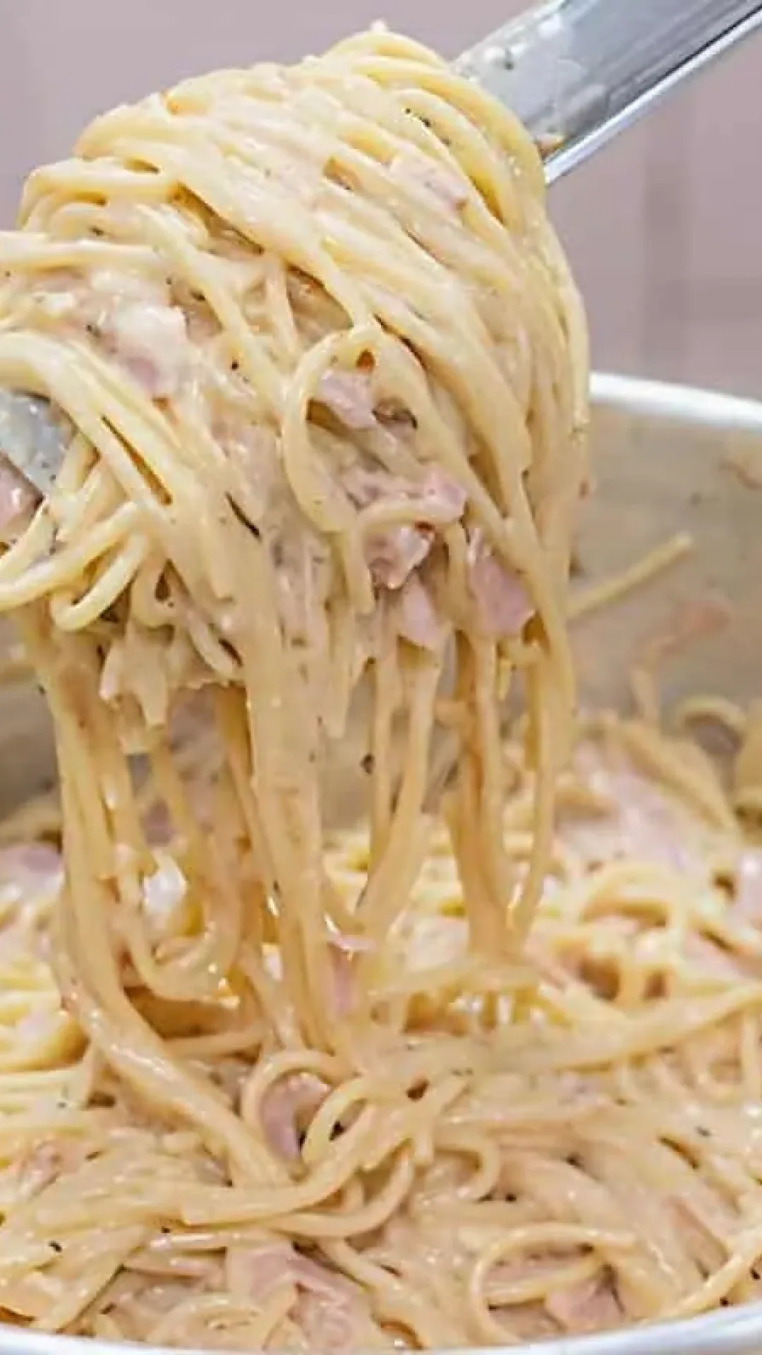 Faça um molho delicioso e misture nesse macarrão com creme de leite mega cremoso