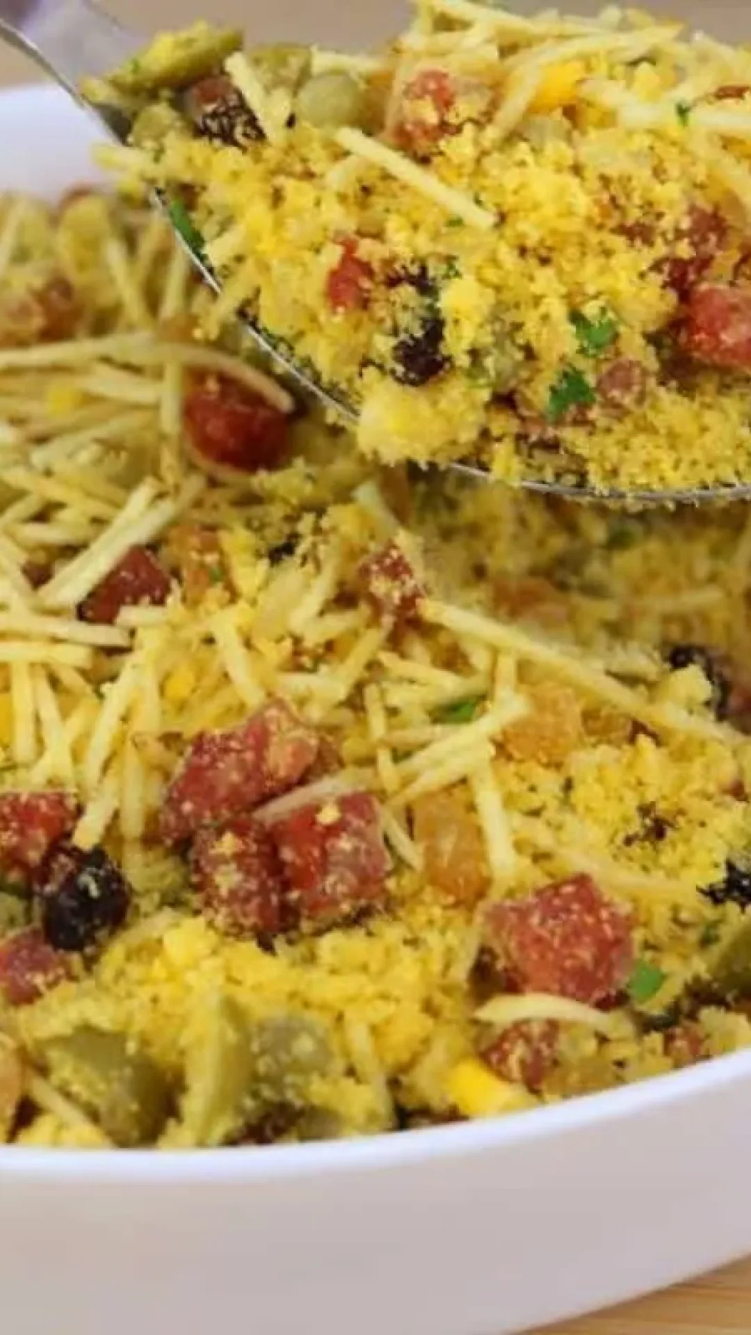 Farofa crocante e completa: você não vai querer almoçar sem ela aos domingos