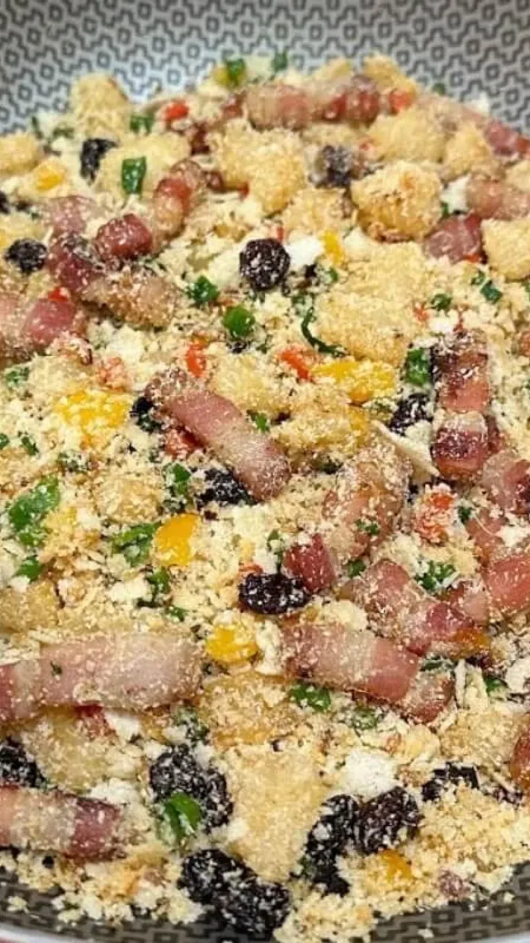Farofa de abacaxi com bacon: seu churrasco de ano novo não pode ficar sem essa delícia