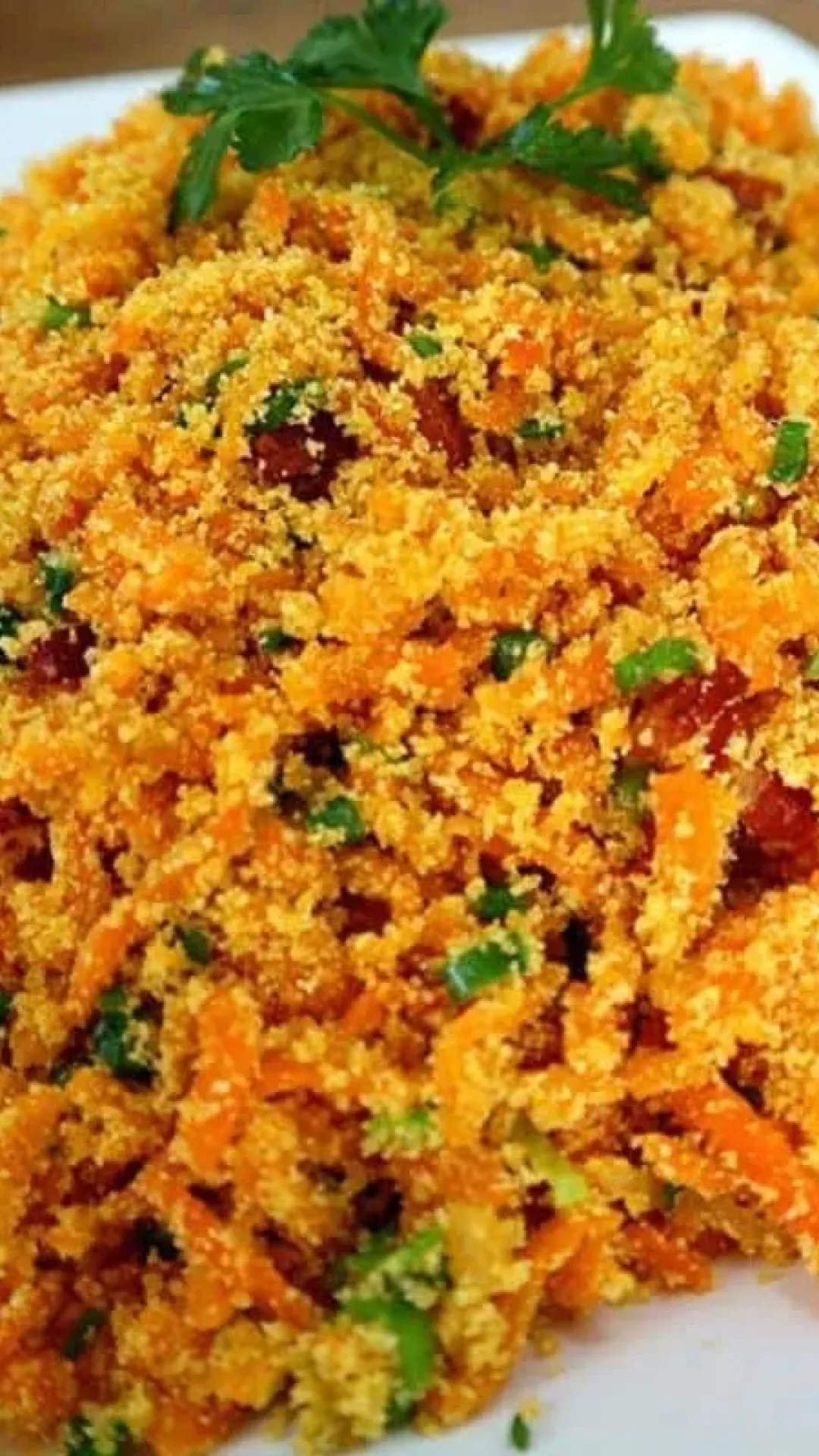 Farofa de cenoura com bacon úmida e saborosa para acompanhar sua ceia de reveillon