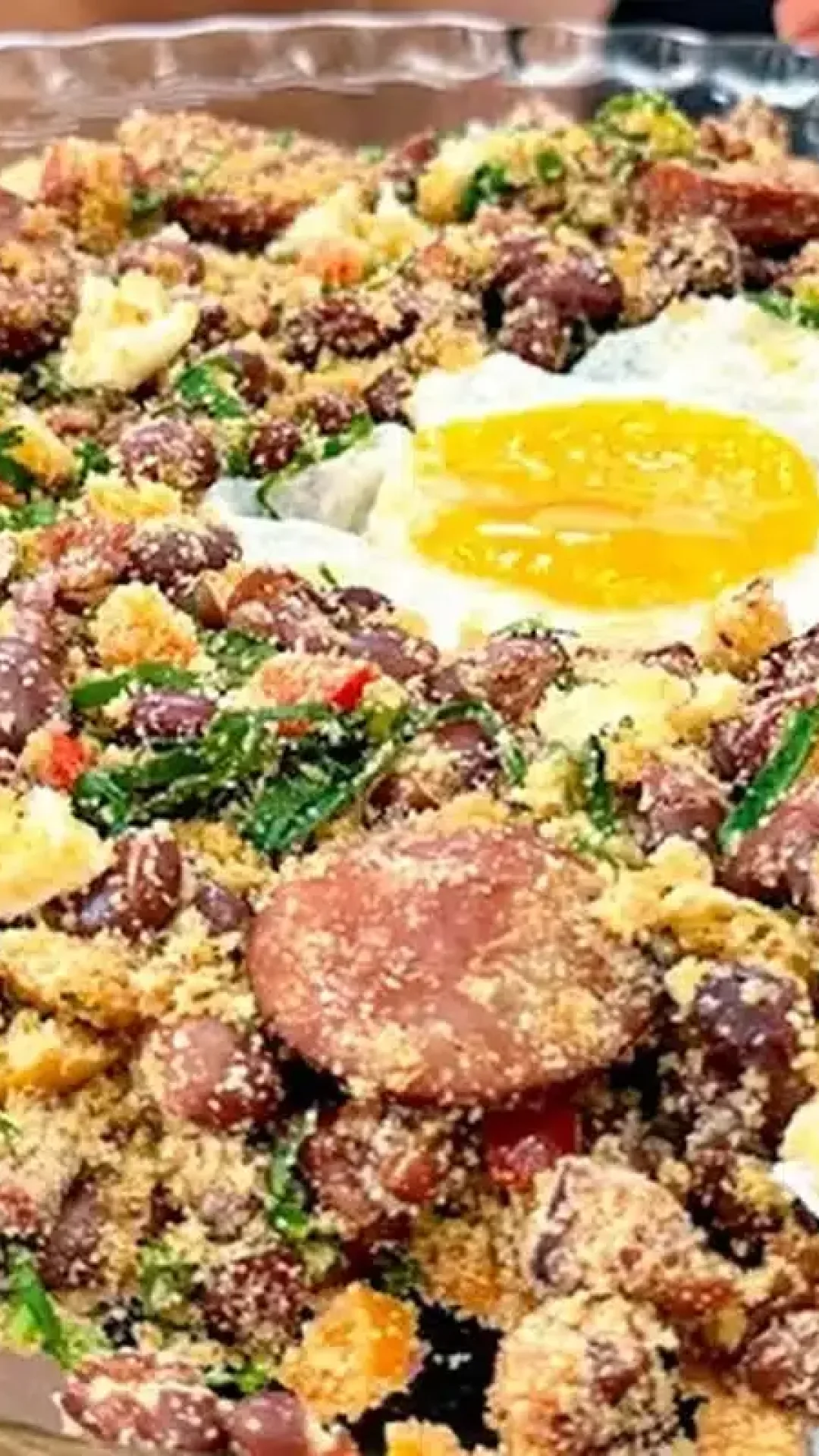 Feijão tropeiro de restaurante mineiro: completo e muito saboroso