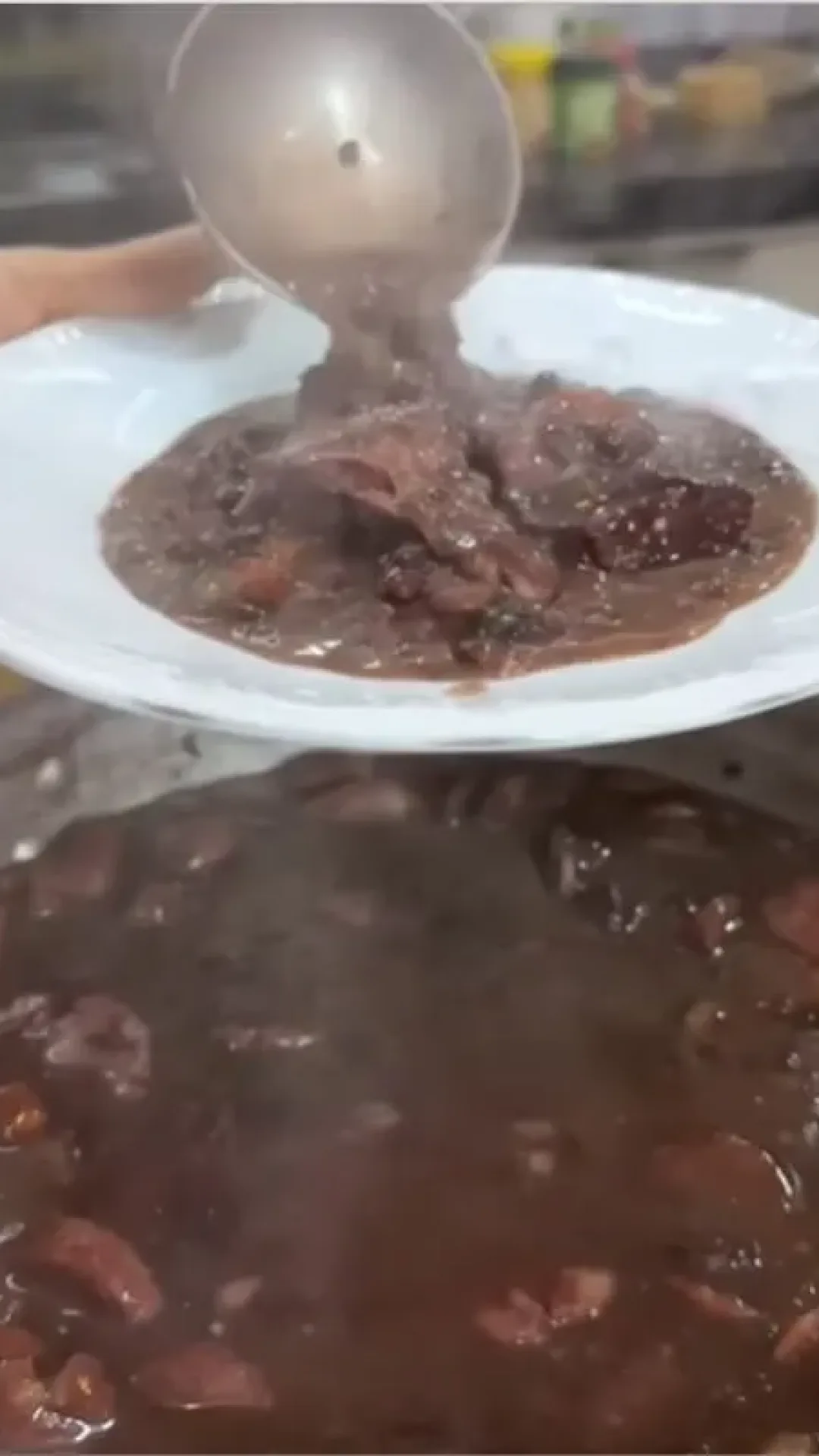 Feijoada caseira super saborosa e com caldo grosso para o fim de semana