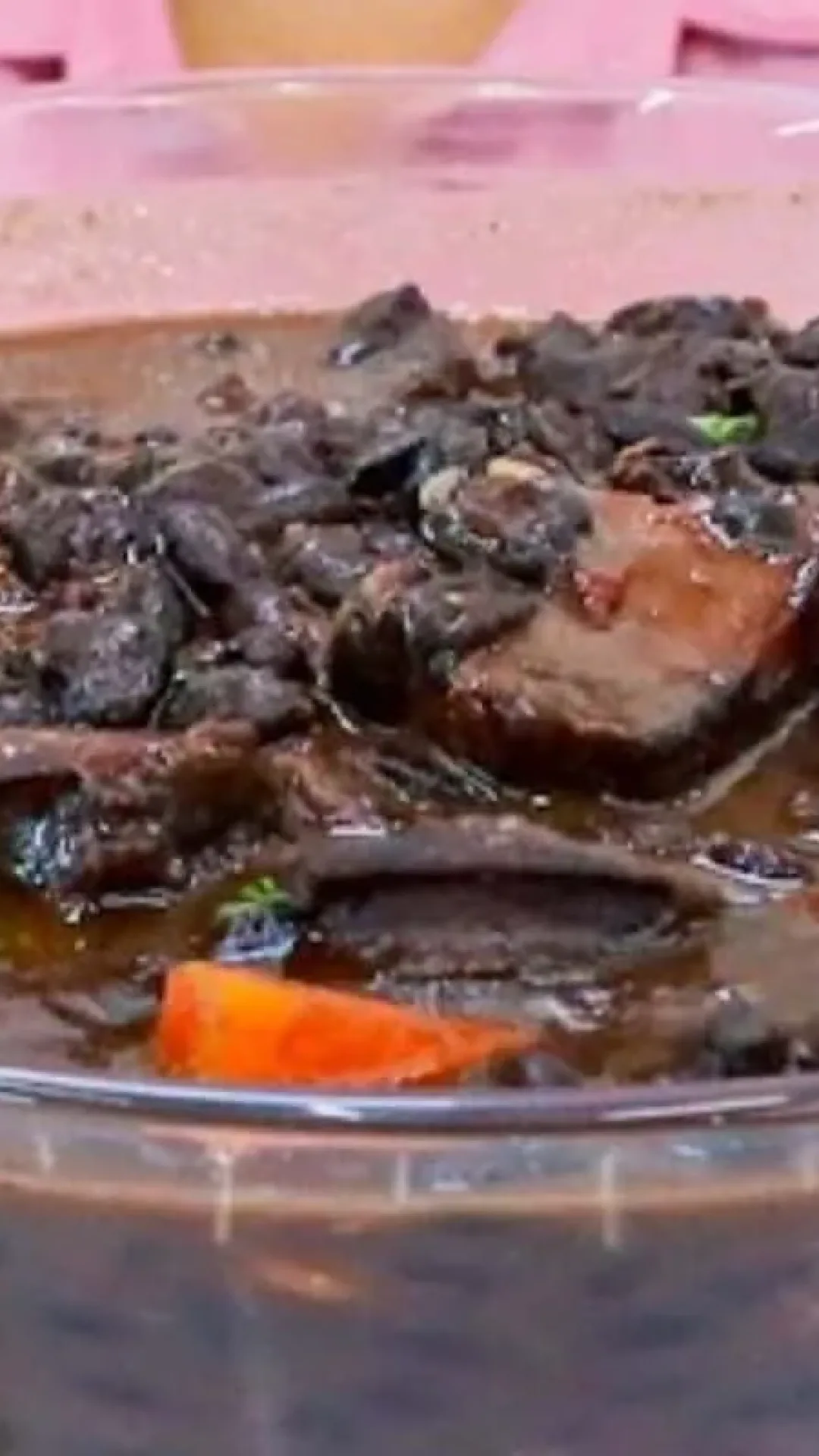 Feijoada completa no capricho para servir no almoço de domingo em casa