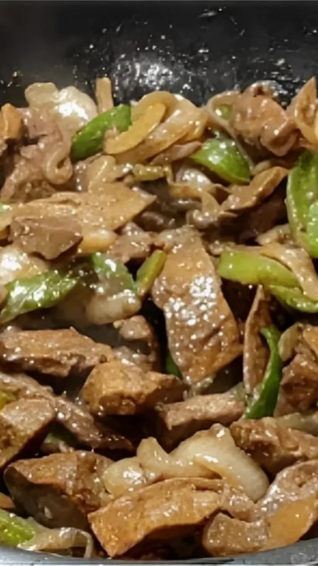 Fígado acebolado macio e saboroso com um truque muito simples e fácil de seguir