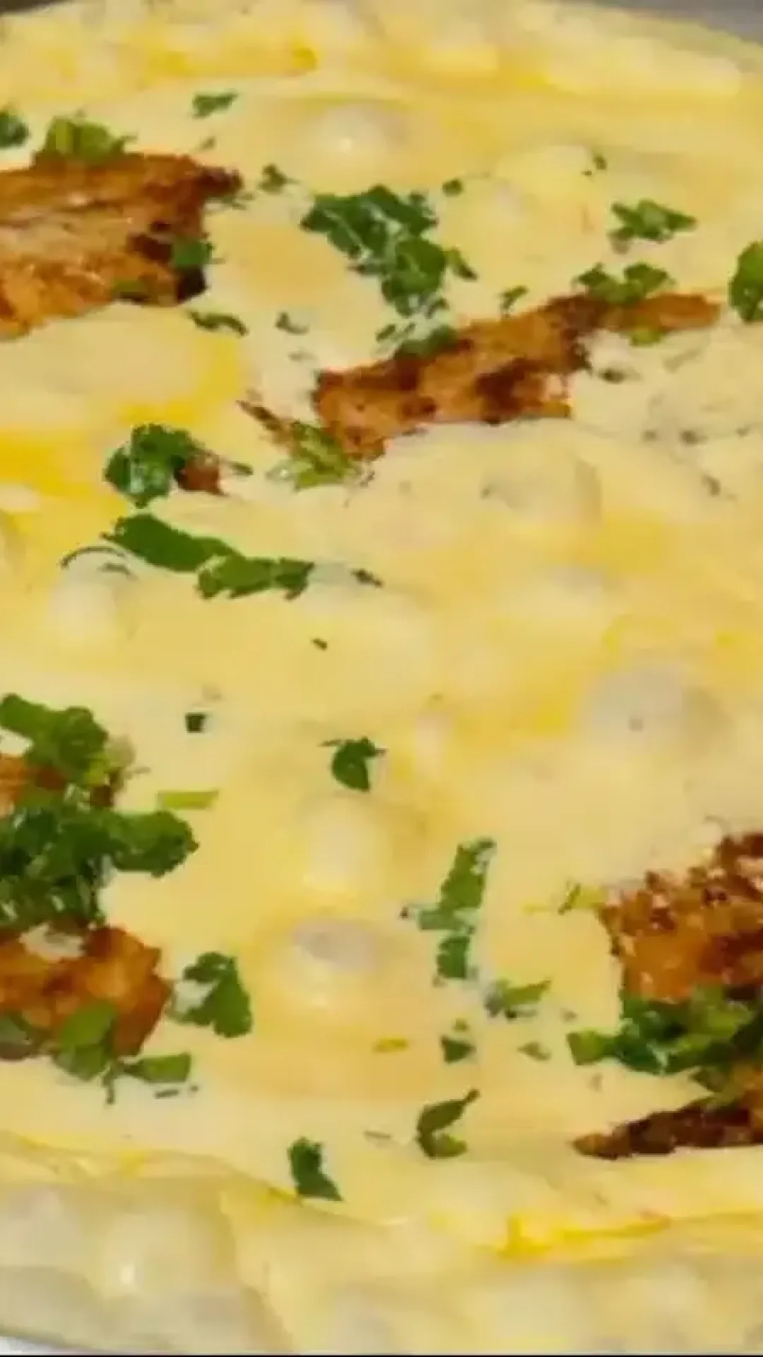 Filé de frango ao molho de legumes com cenoura e abobrinha, uma refeição simples, gostosa e saudável