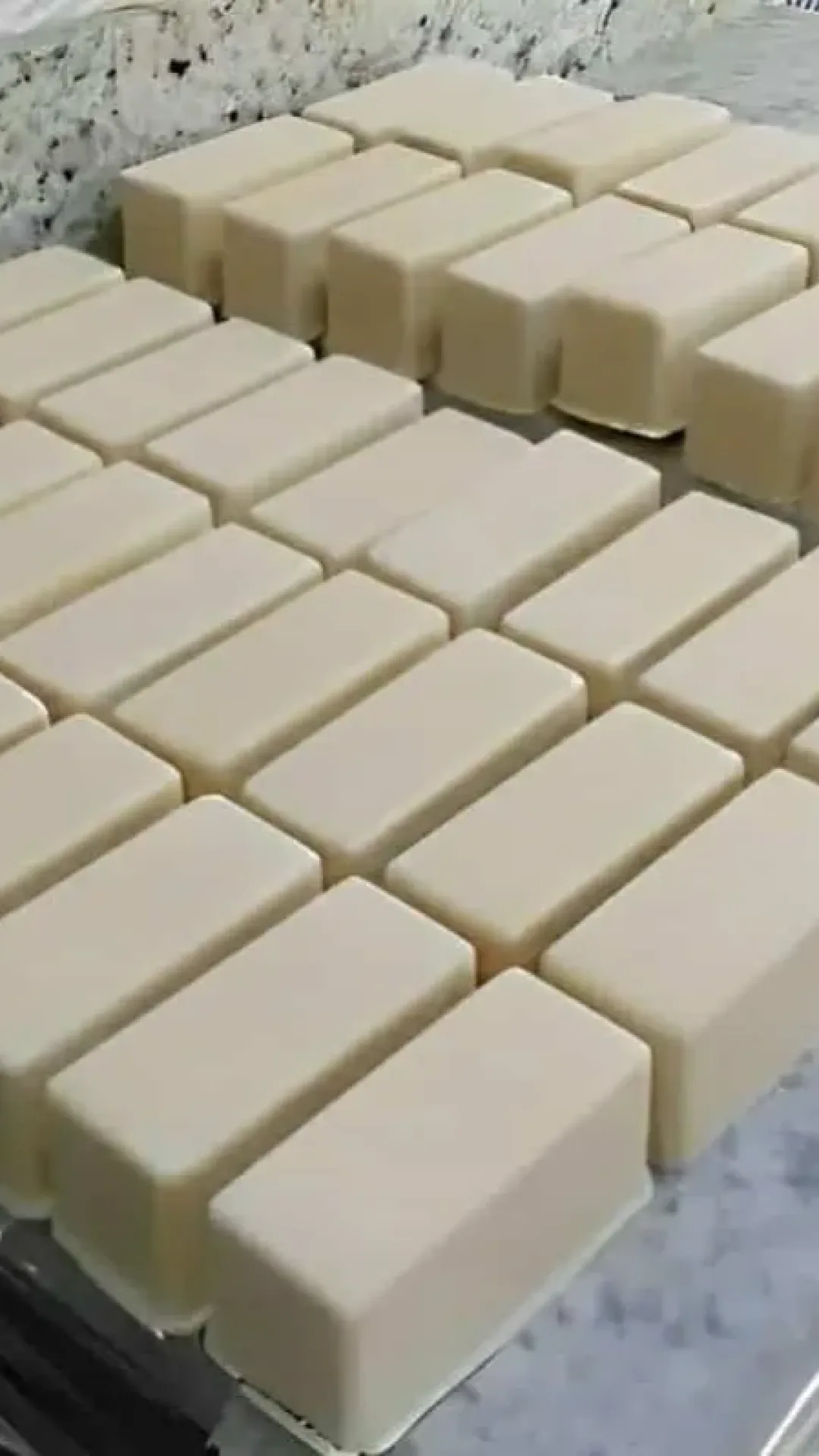 Fiz 44 barras de sabão caseiro da melhor qualidade misturando desinfetante e óleo de cozinha