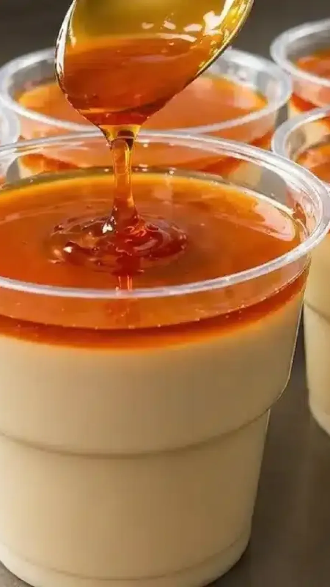 Flan no copinho feito sem ir ao fogo, uma sobremesa muito rápida, econômica e deliciosa