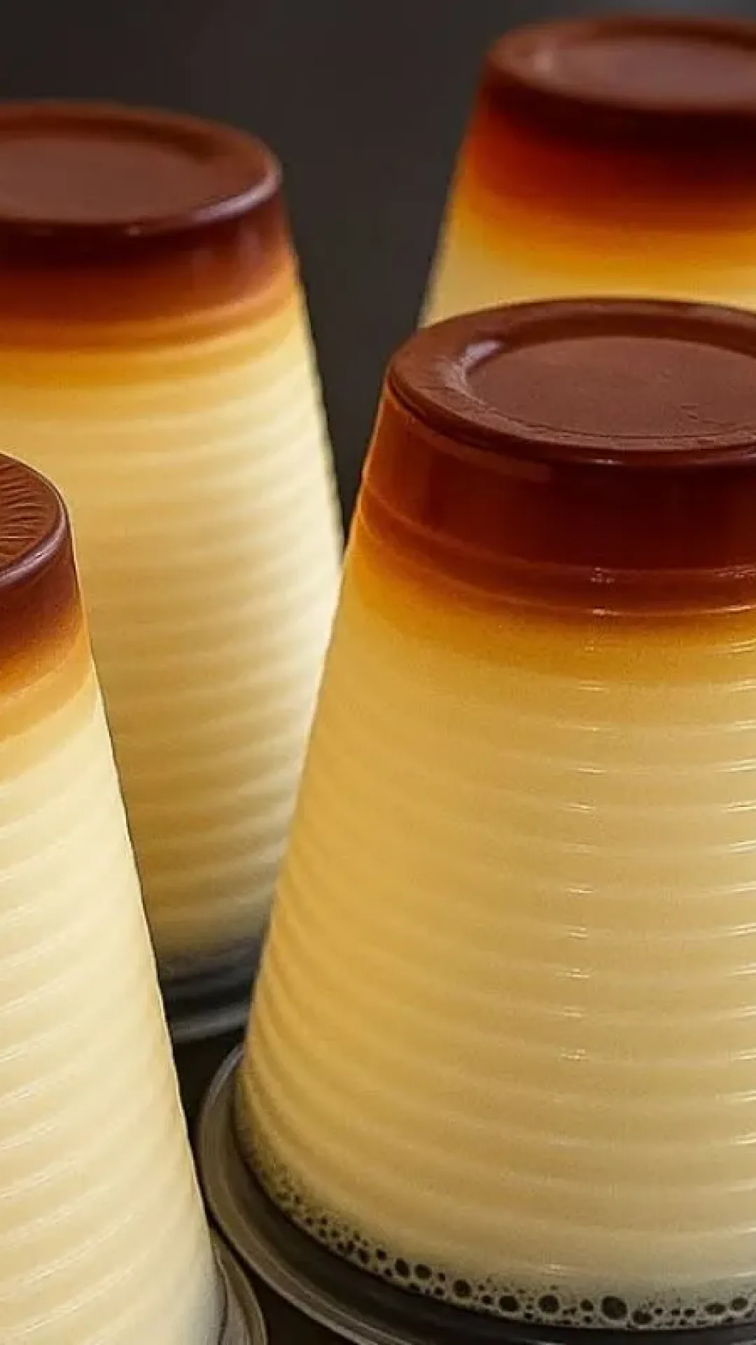 Flan no copo que não precisa de fogo é só bater no liquidificador e colocar nos copinhos