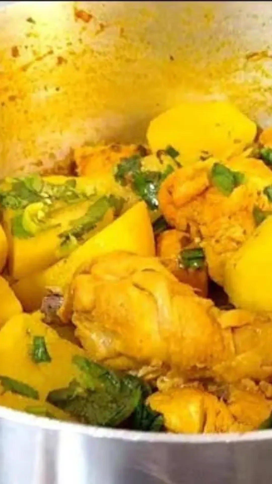 Frango ao molho com batata que minha mãe me ensinou todos os segredos para temperar