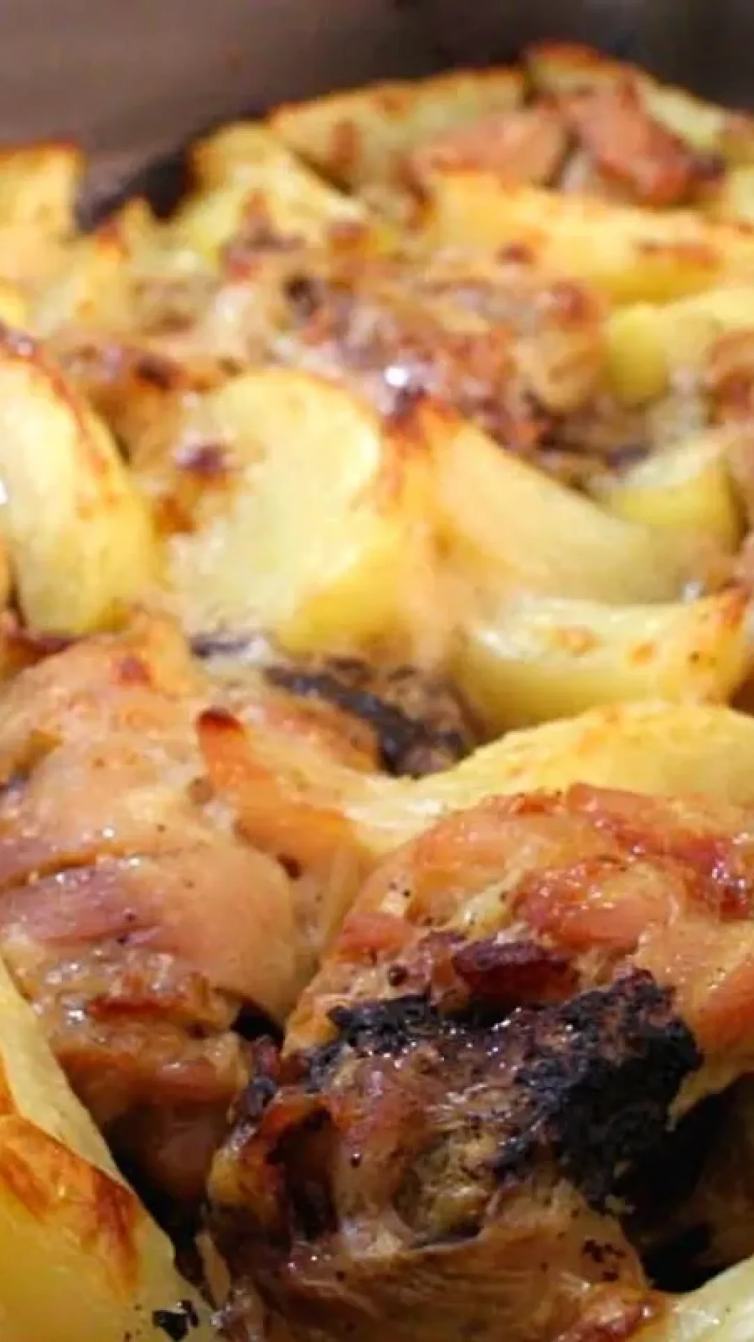 Frango assado com batata perfeito e suculento o prato clássico dos almoços de domingo