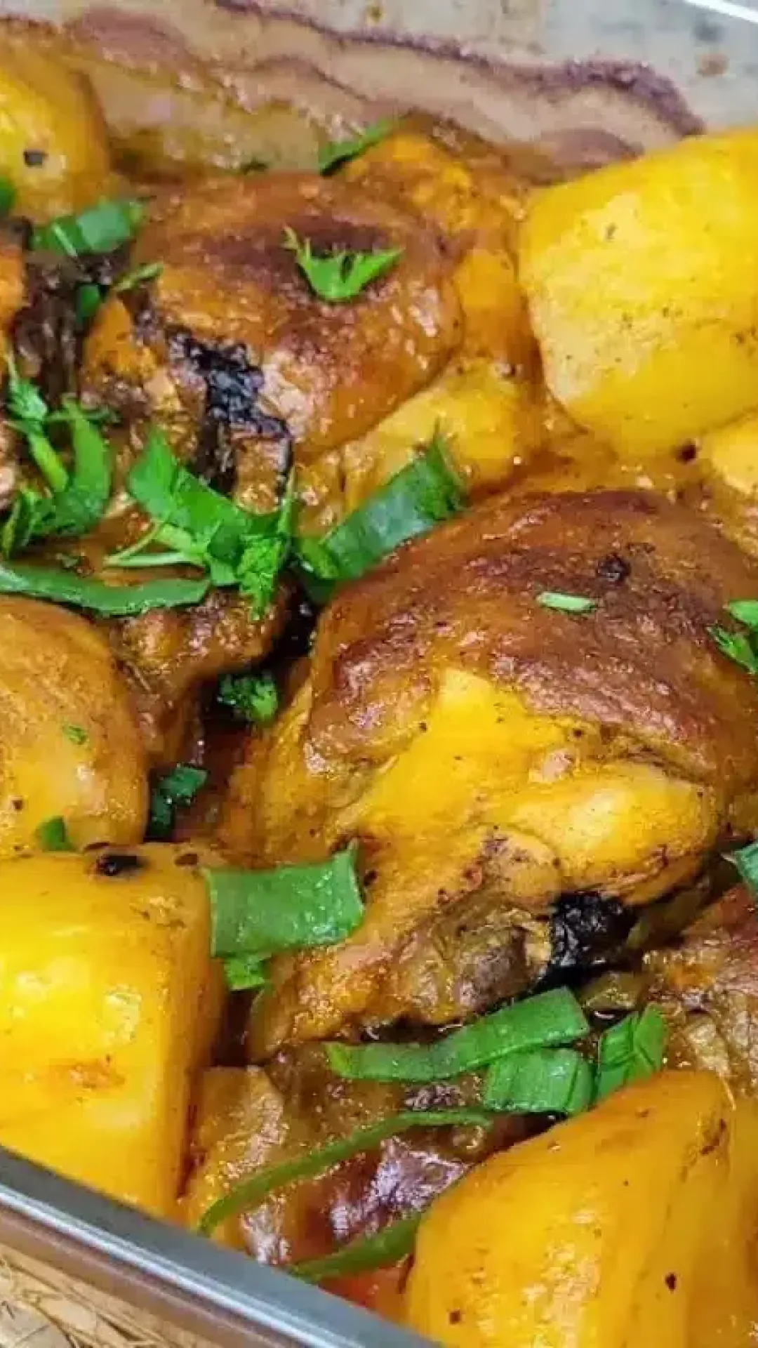 Frango assado com batata super suculento e douradinho, com aquele tempero caseiro especial