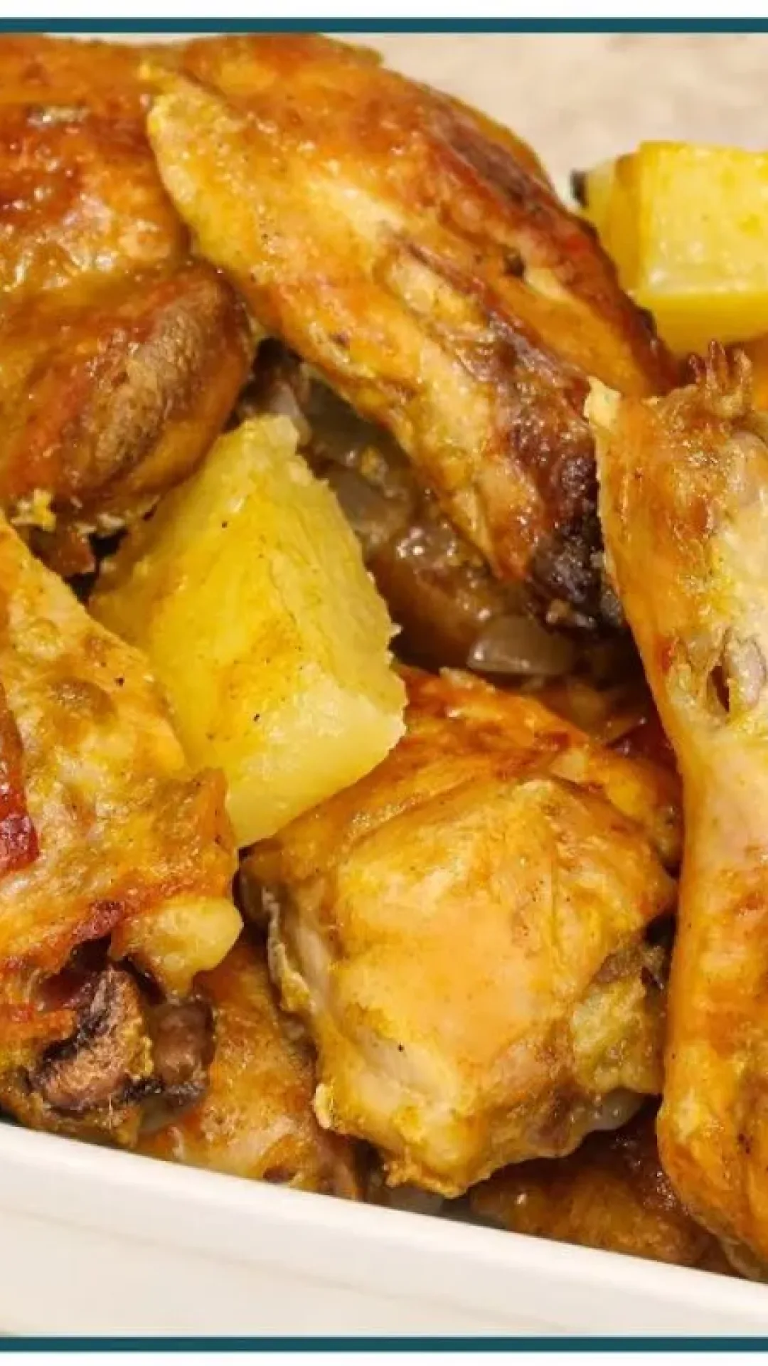Frango assado com batatas de um jeito muito fácil, que fica bem douradinho e suculento