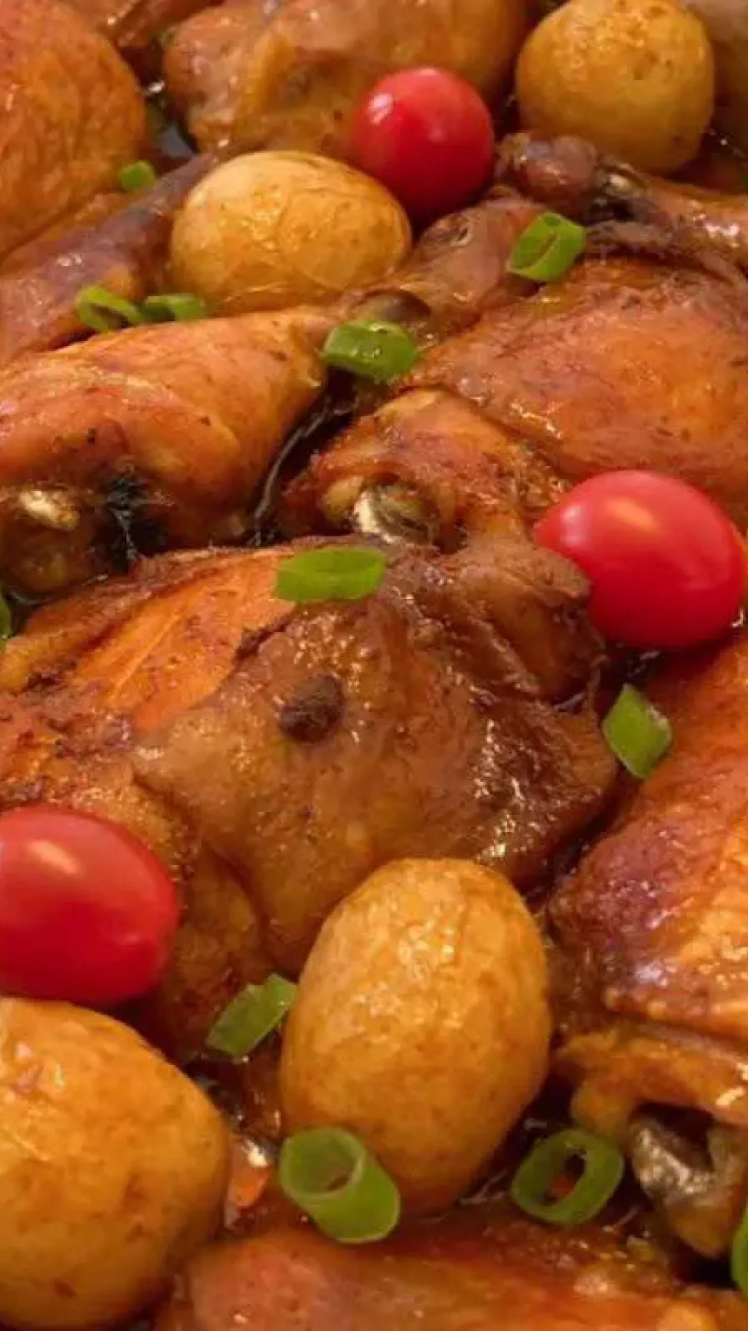 Frango assado com batatas mega saboroso perfeito para seu almoço de domingo