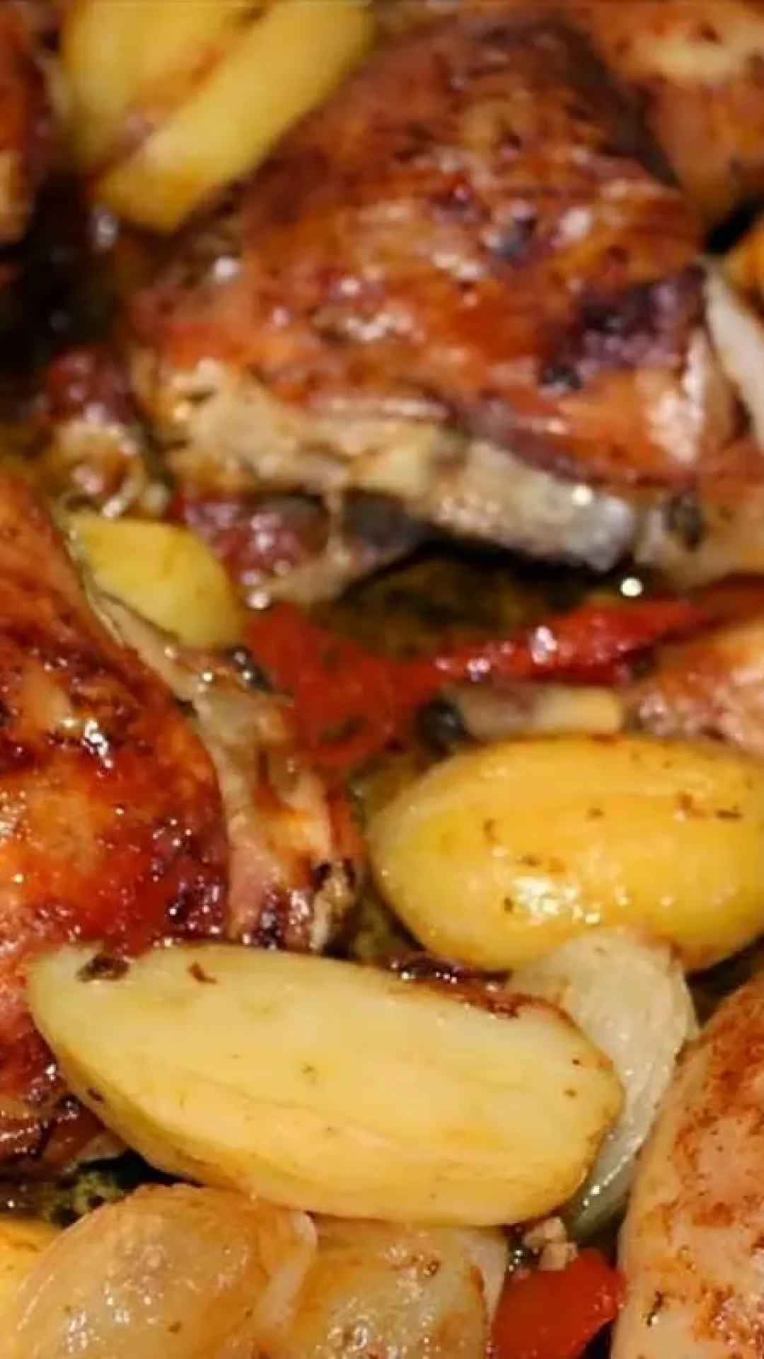 Frango assado com batatas muito saboroso e perfeito para a refeição do dia a dia