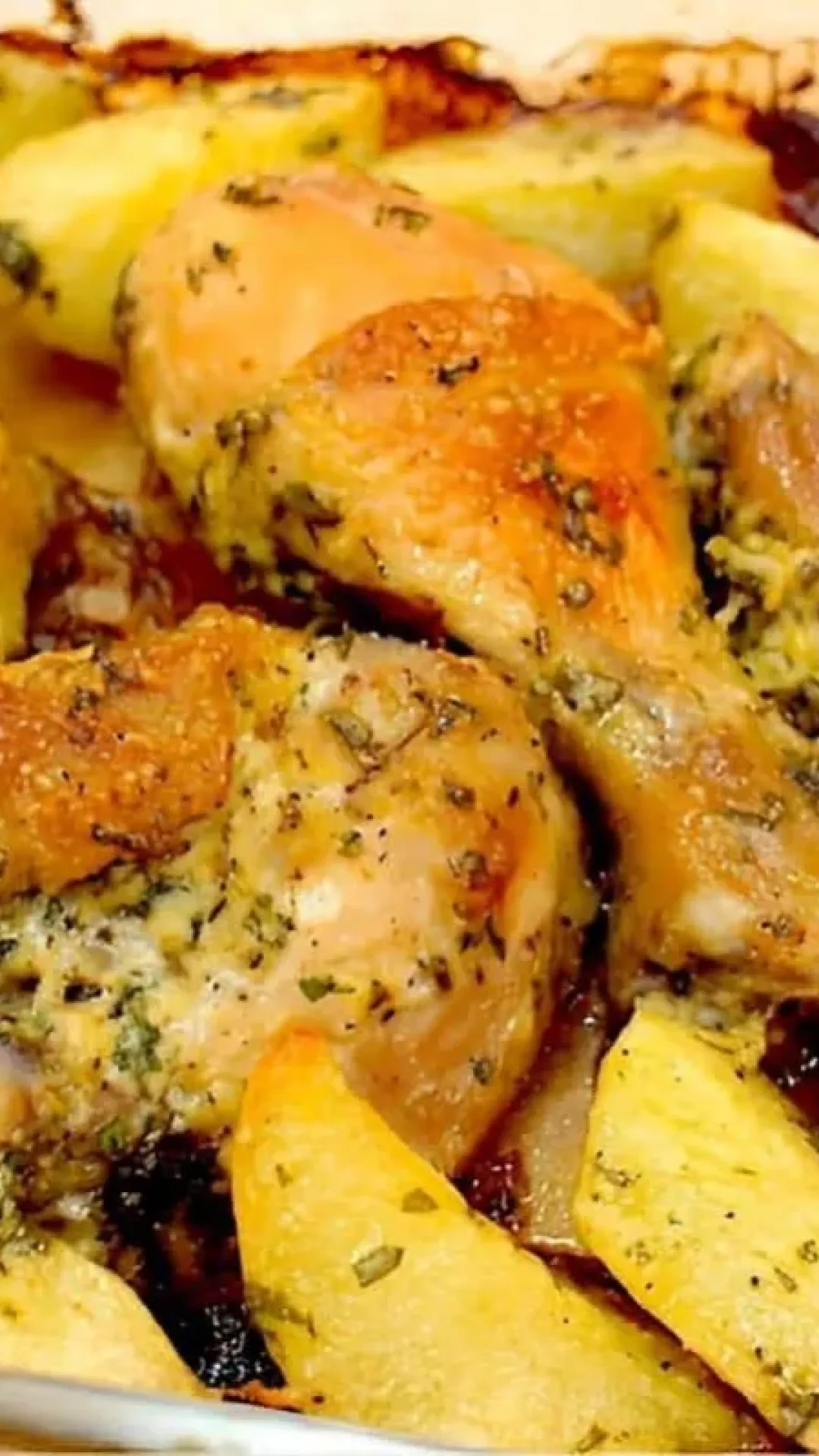 Frango assado com batatas no forno com tempero perfeito para o almoço de domingo