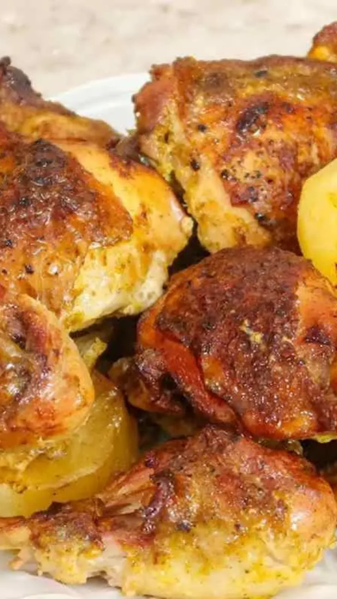 Frango assado com batatas uma opção para domingo de dia das mães especial