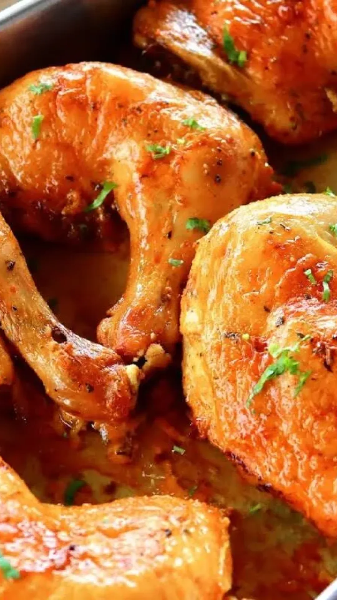 Frango assado na maionese delicioso, suculento por dentro e dourado e crocante por fora