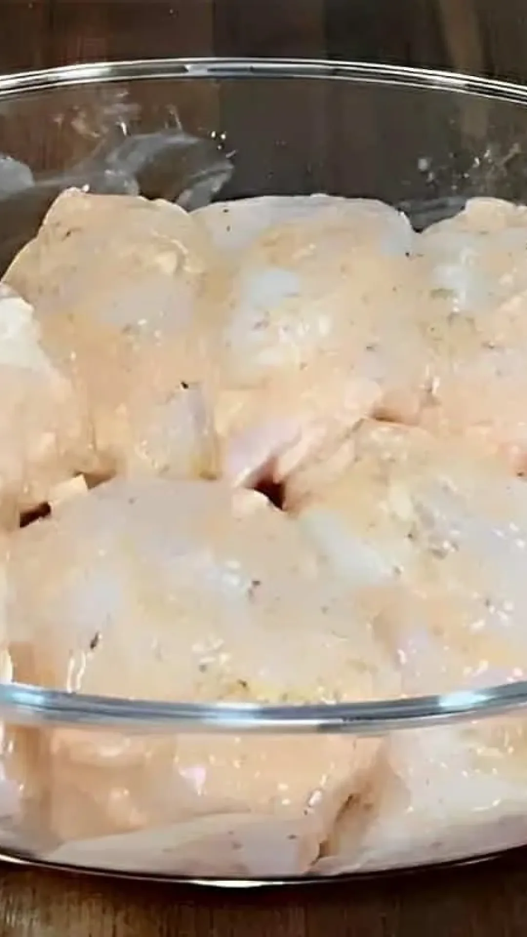 Frango assado na maionese não tem outro jeito de fazer que fique tão suculento assim