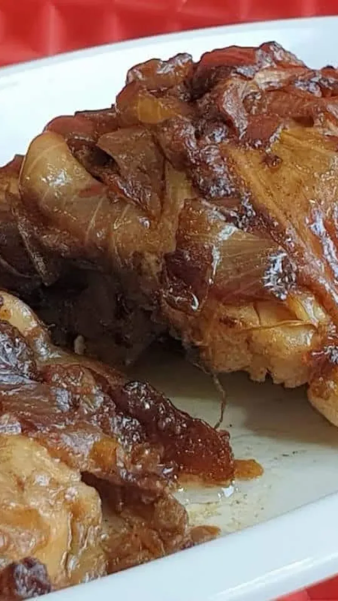 Frango assado na panela que fica muito saboroso e suculento para seu almoço