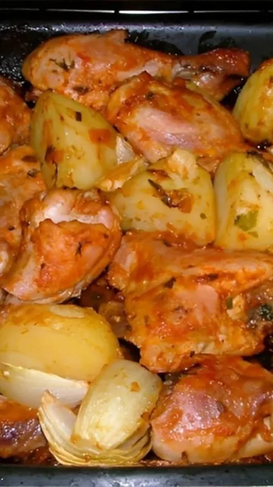 Frango assado no forno com batatas um almoço prático para toda família