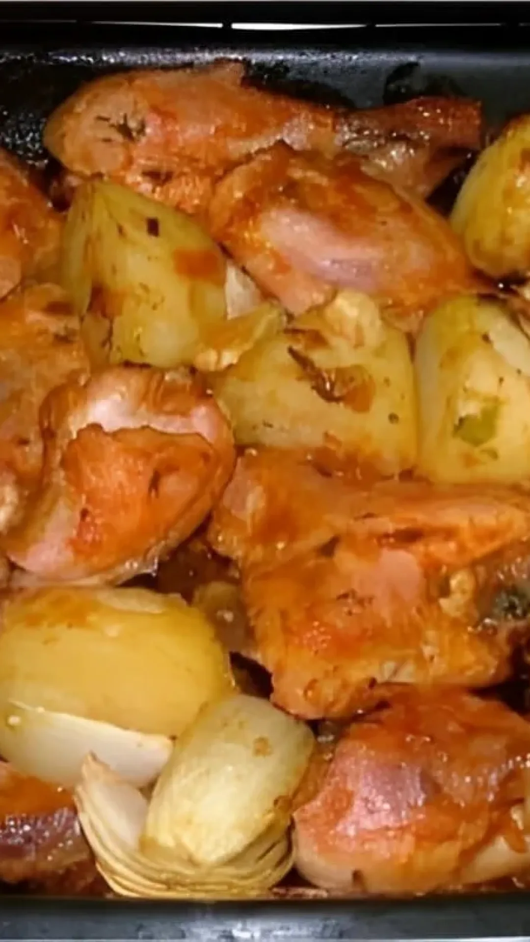 Frango assado no forno com batatas um prato delicioso e econômico para qualquer dia