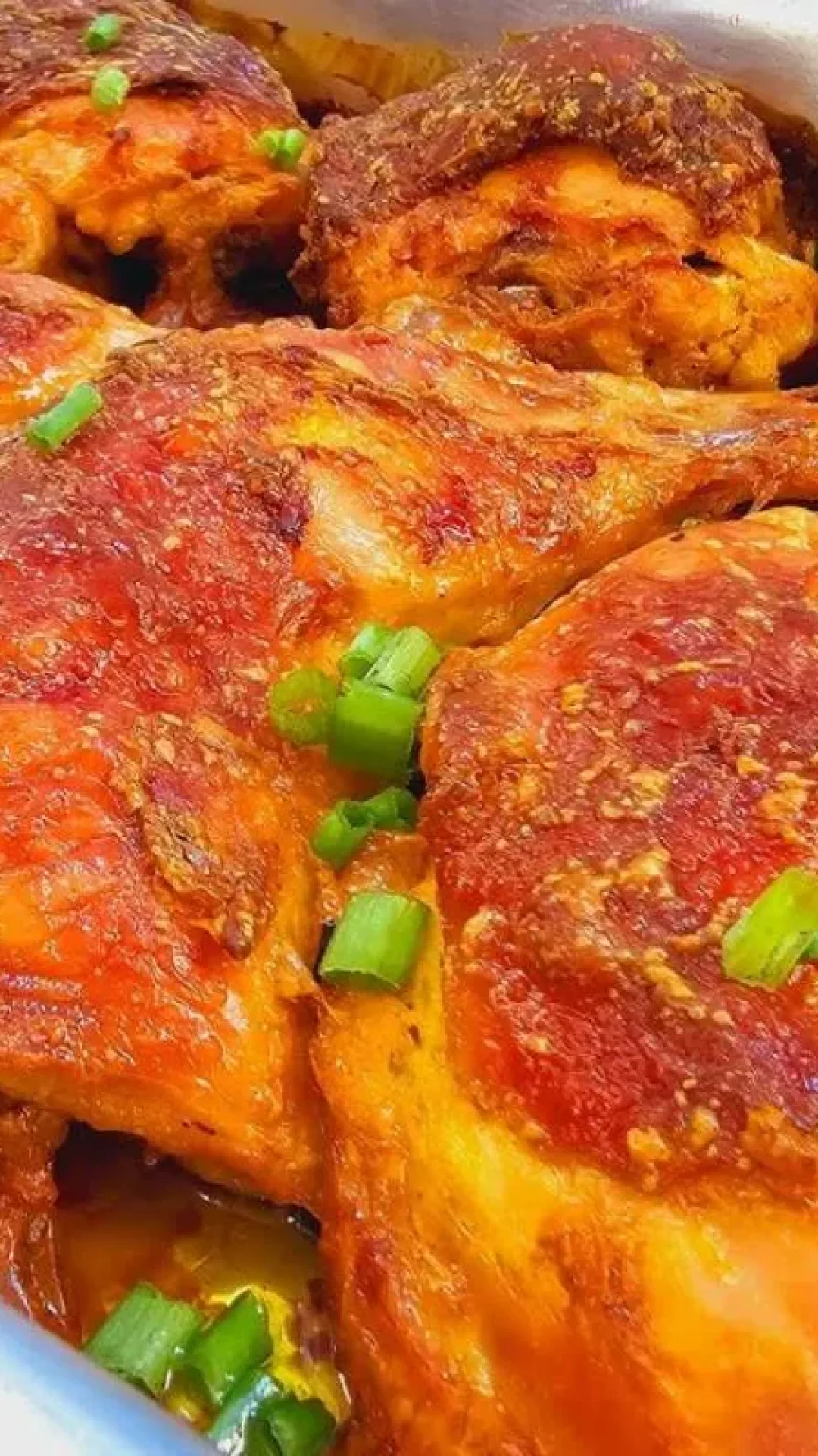 Frango assado no forno que fica suculento por dentro e uma casquinha crocante