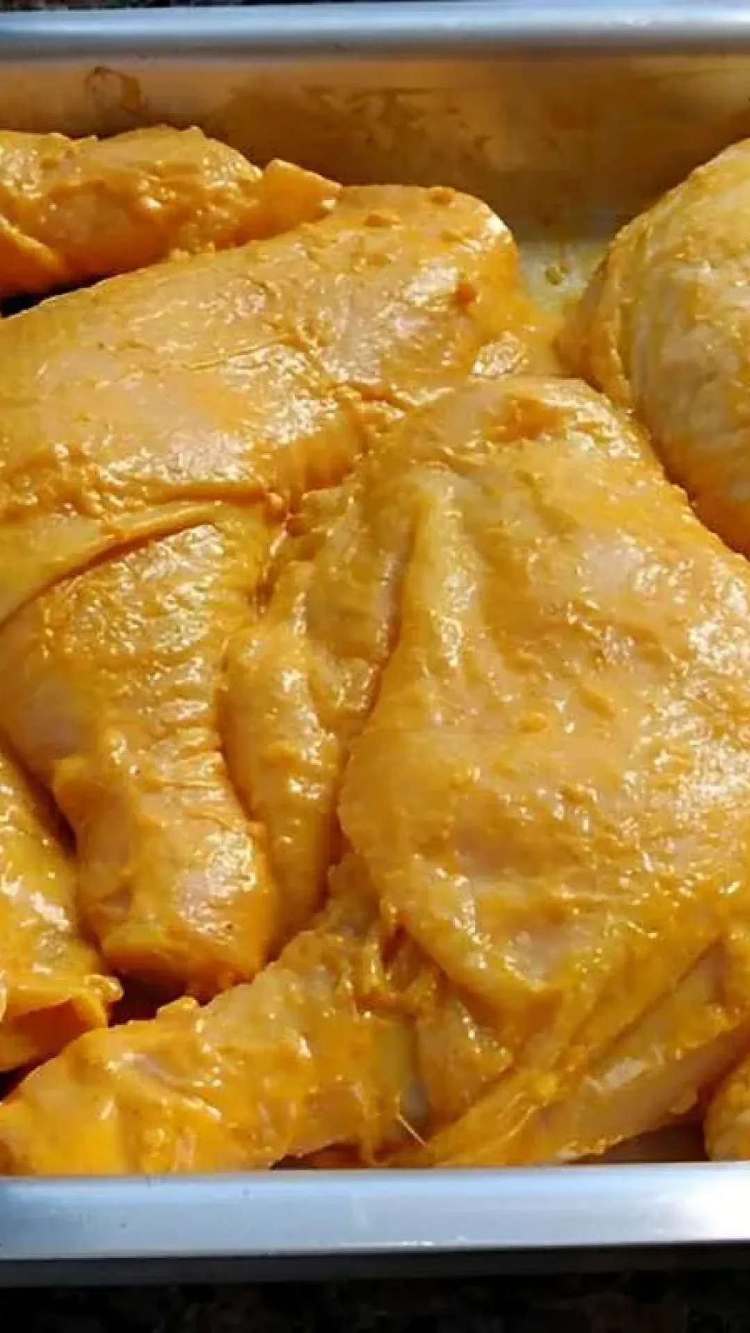 Frango assado no forno suculento e com um tempero secreto que deixa ele mais gostoso ainda