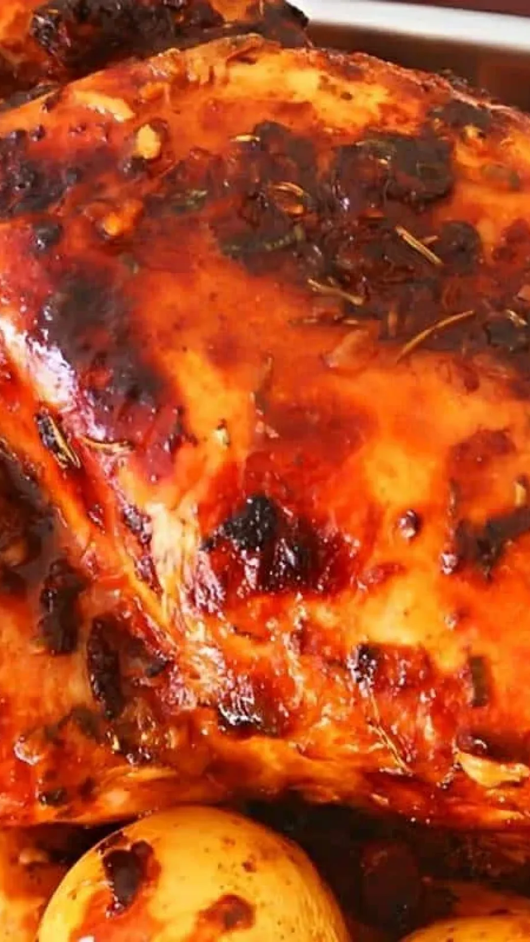 Frango assado recheado com farofa uma delícia para o seu almoço no fim de semana